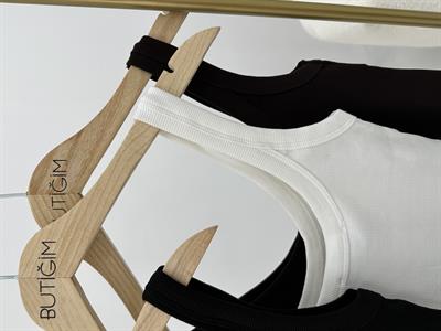 Beyaz bodysuit atlet 
