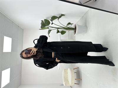Düğmeli Siyah Kaban