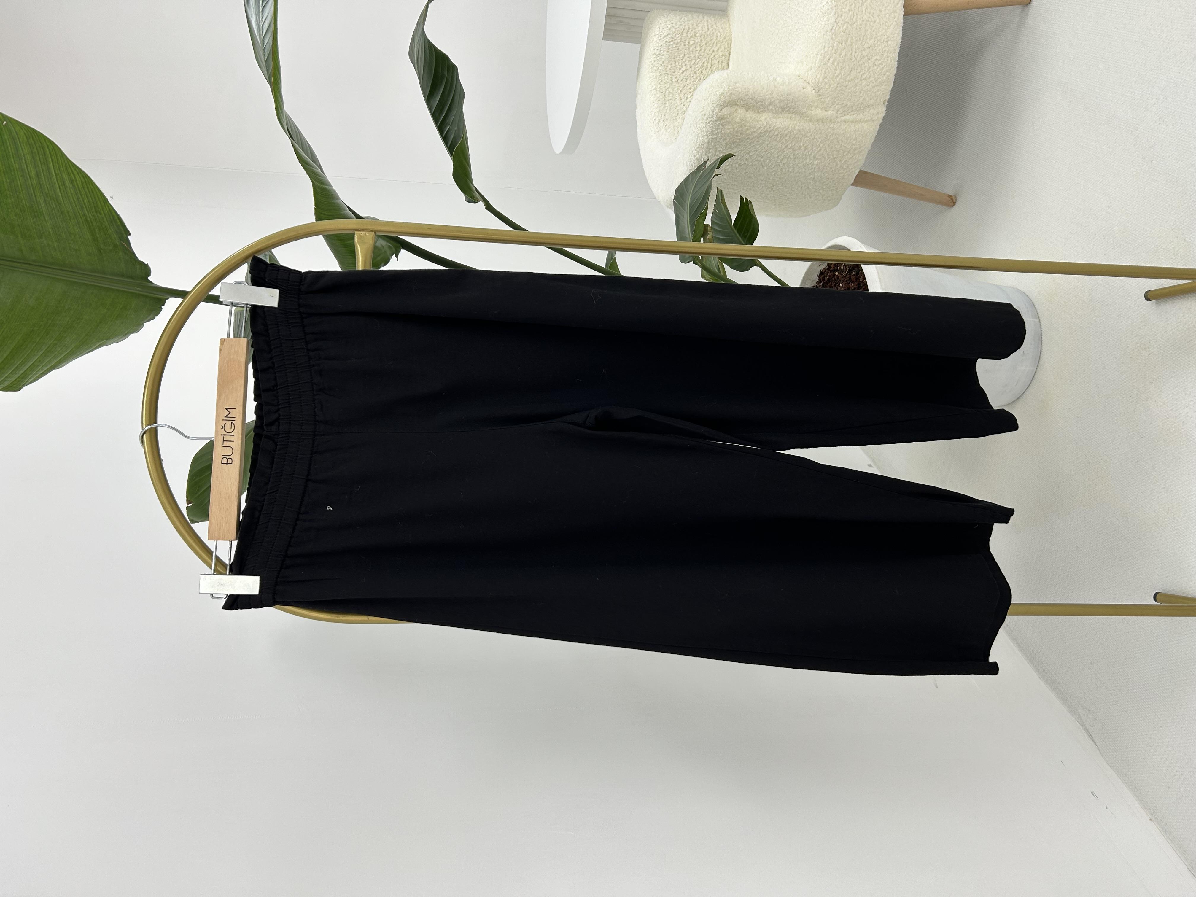 Beli Lastik Detaylı Siyah Pantolon 
