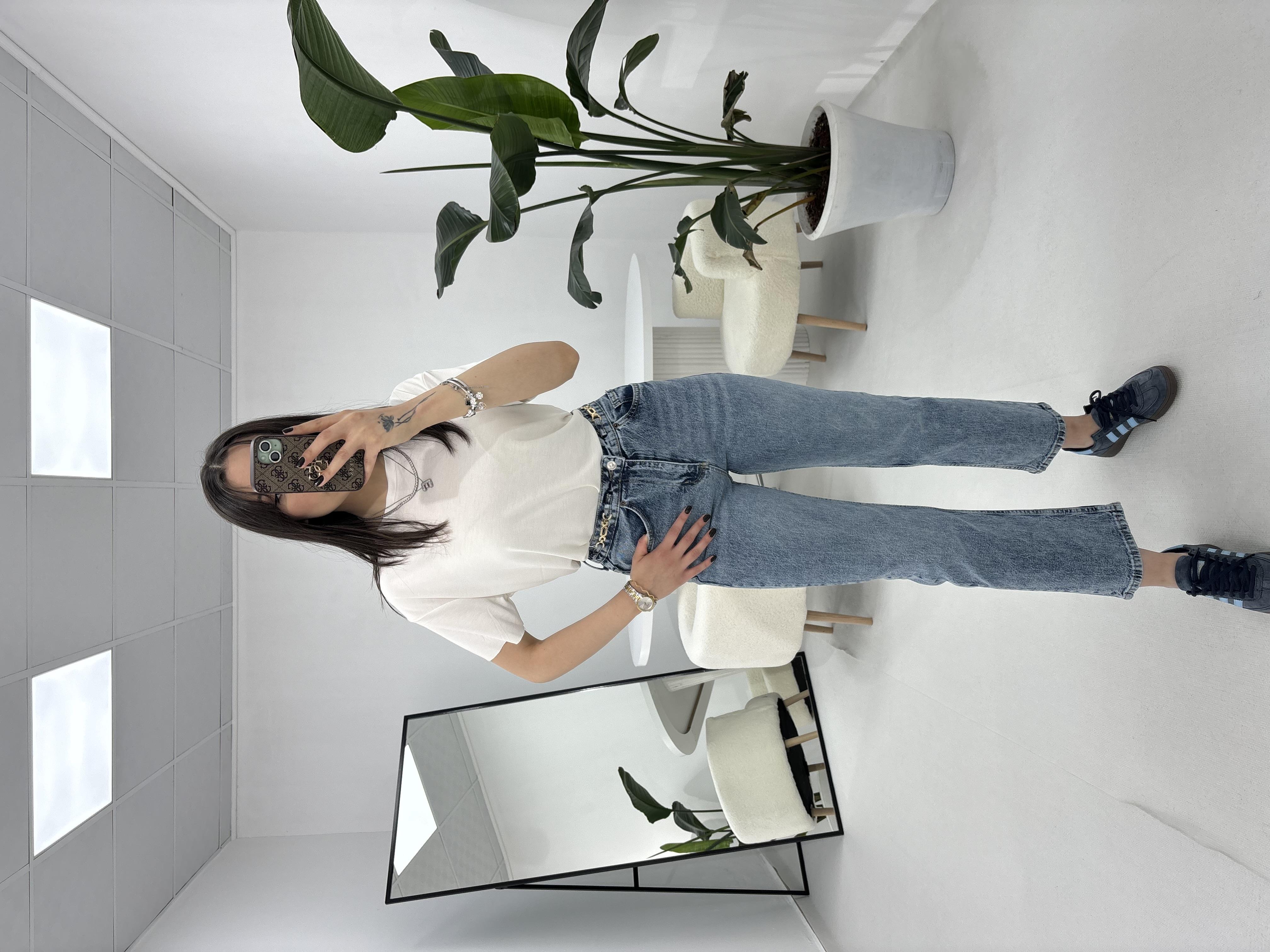 Beli Zincir Detaylı Açık Mavi Jean 