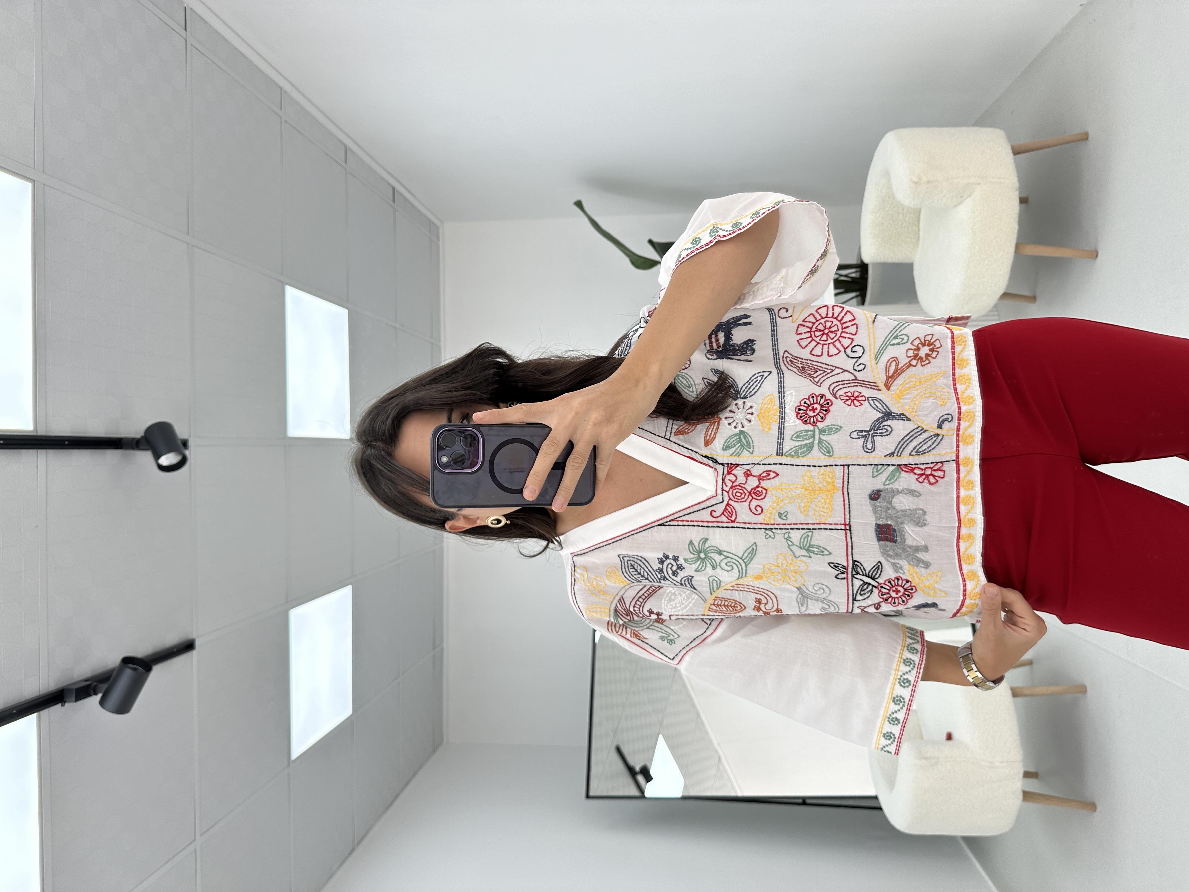 Fil Detaylı Nakışlı Bluz 