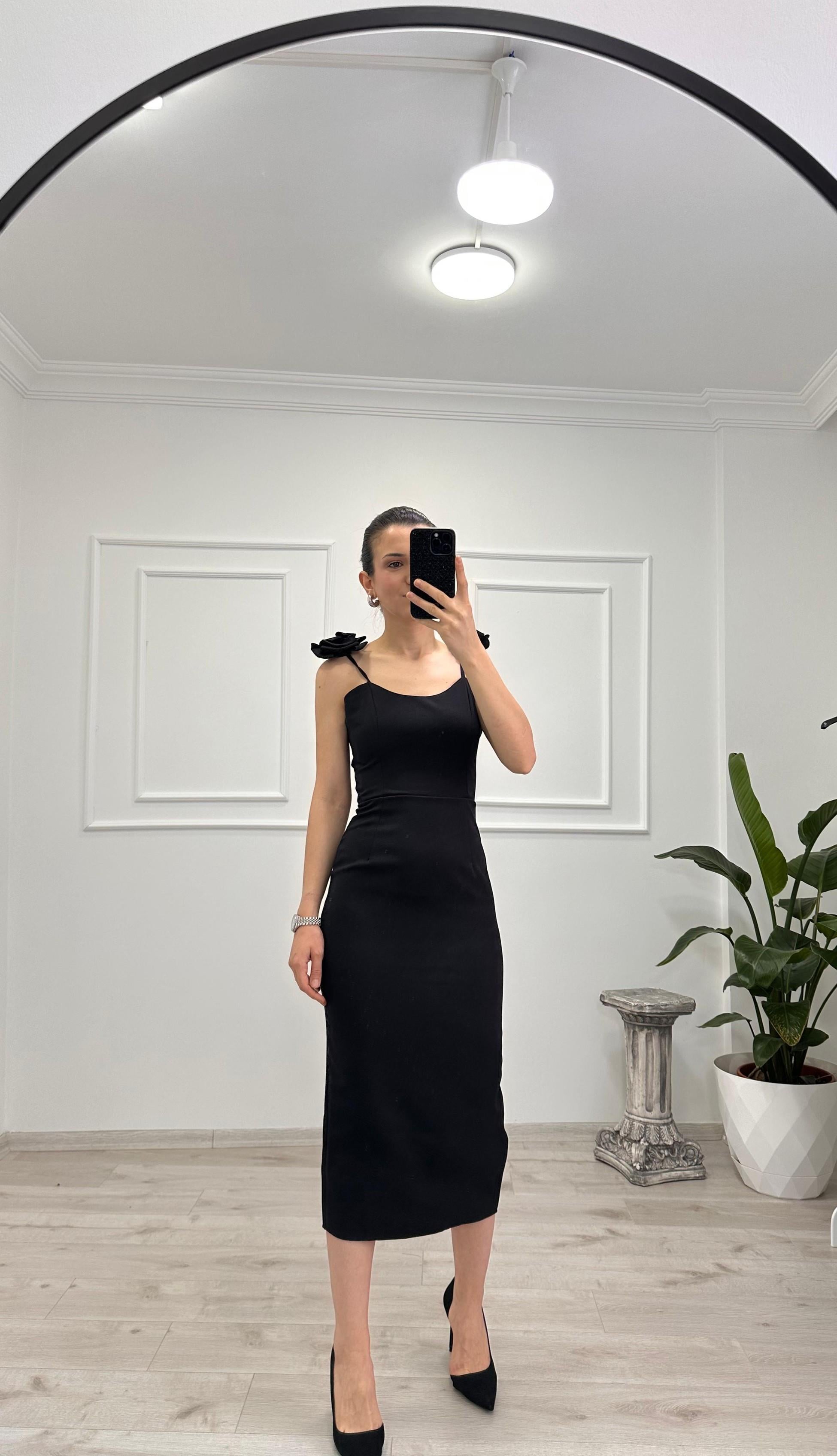 GÜL DETAYLI ASKILI ELBİSE SİYAH