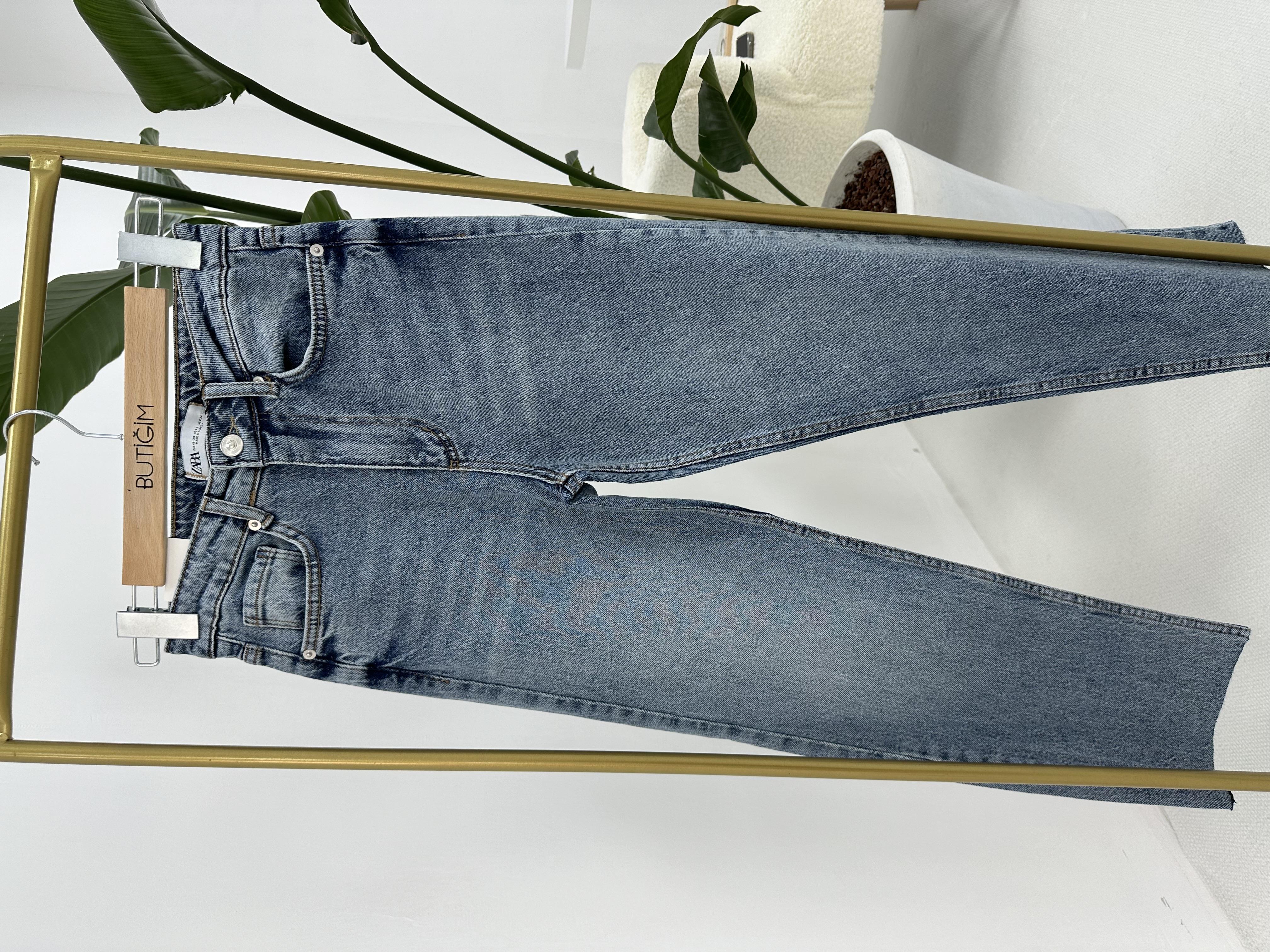 Kesik Paça Boyfit Açık Mavi Jean 