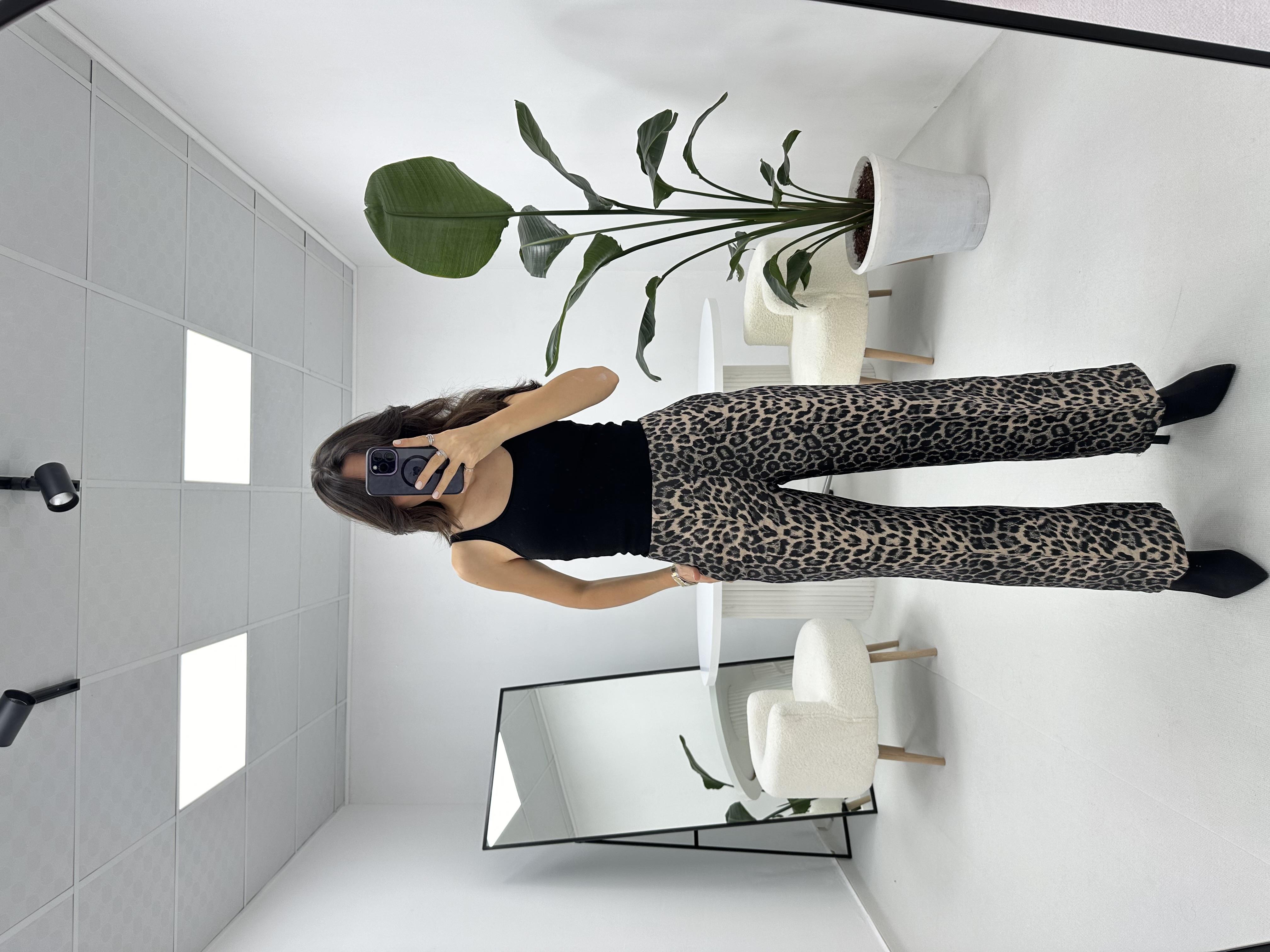 Önü Dikiş Detaylı Leopar Bol Paça Pantolon