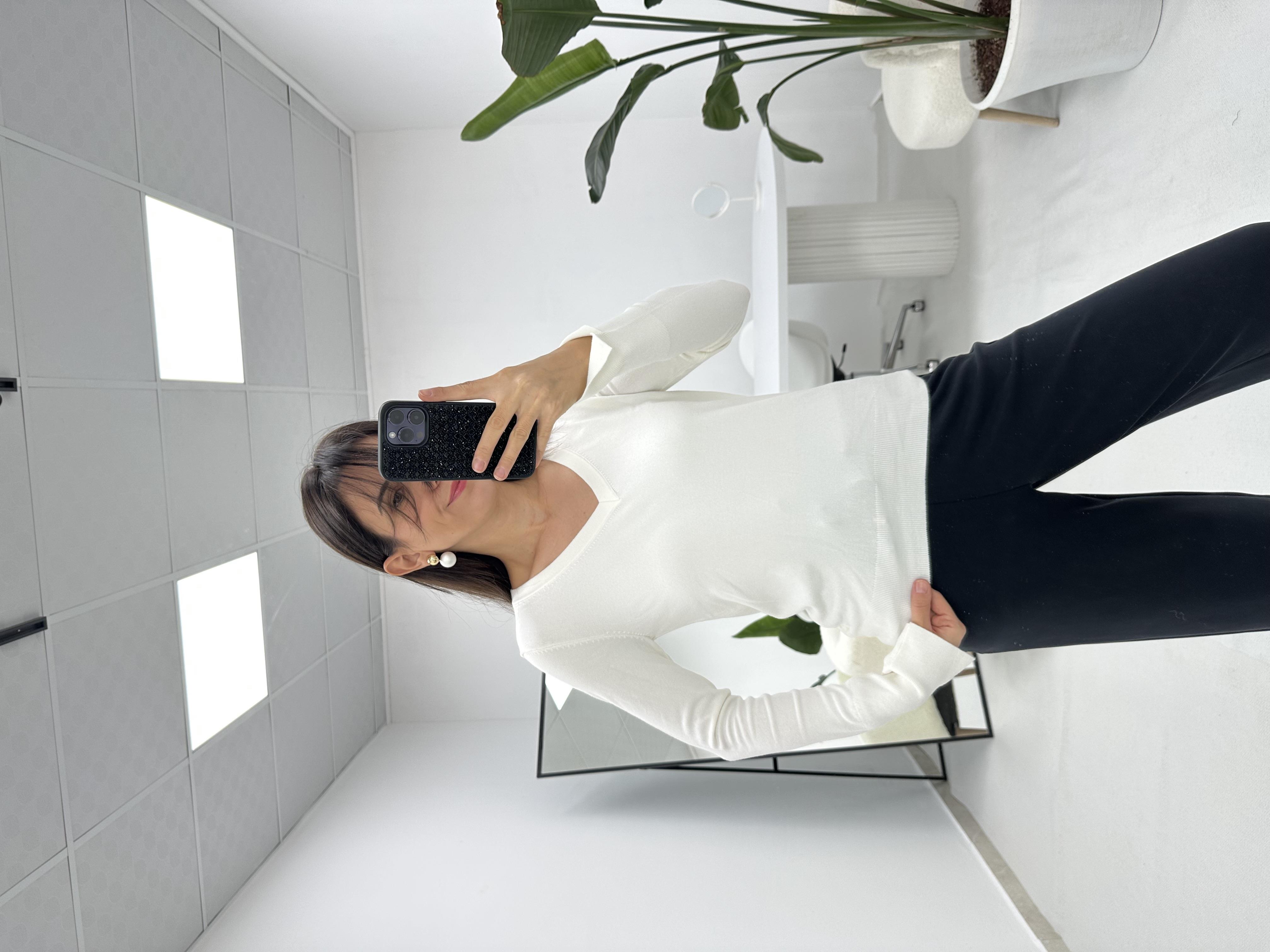 V Yaka Kol Detaylı Beyaz Triko Kazak