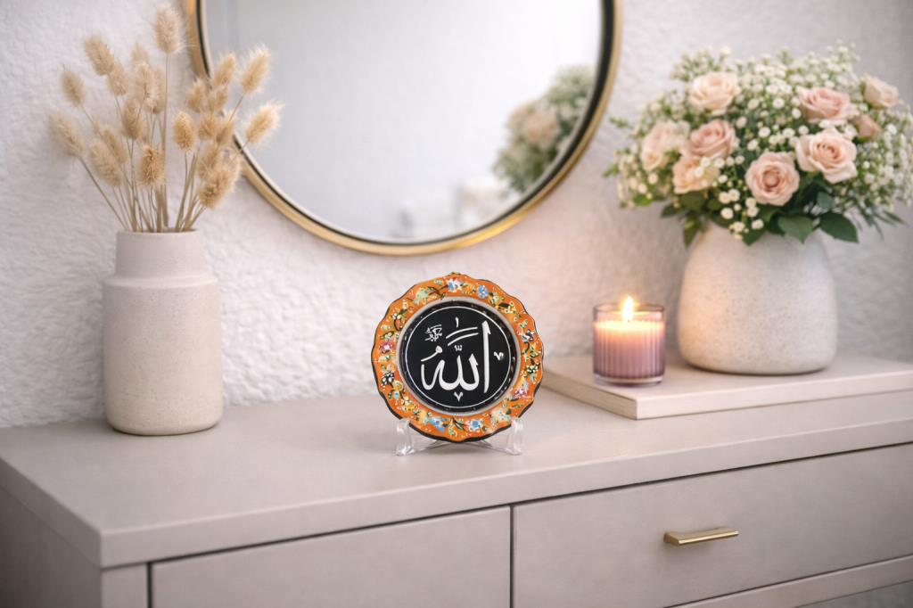 Allah Yazılı Dekoratif Çini Tabak 18 cm – Standlı İslami Dekoratif Tabak – Duvar ve Vitrin Dekoru