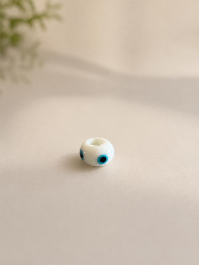 Beyaz Nazar Boncuğu Charm Boncuk Kadın Bileklik Aparatı Modern Şık Tasarım