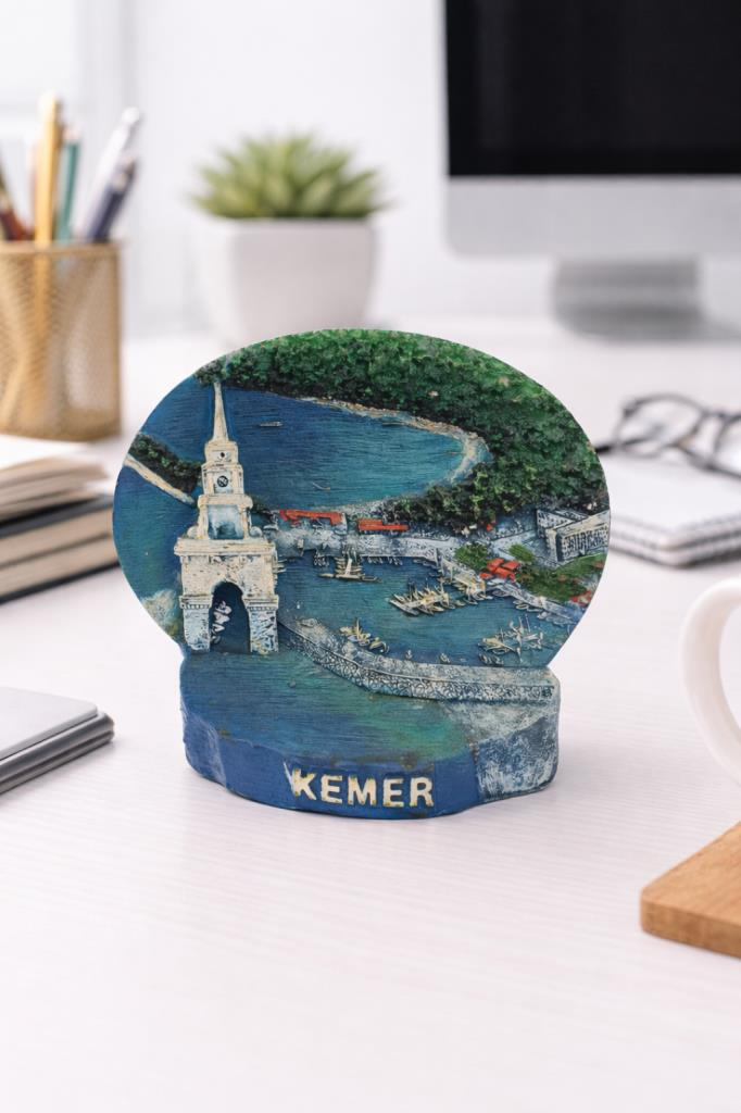 Antalya Kemer temalı deniz kulesi figürlü polyester biblo, masa üstü, ofis ve ev dekorasyonu için dekoratif ve şık bir aksesuardır.