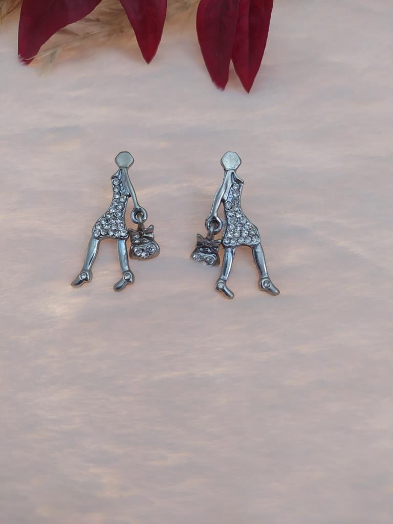 Hdmarketim Swarovski Işıltılı Taşlı Bayan Figürlü Sallantılı Küpe