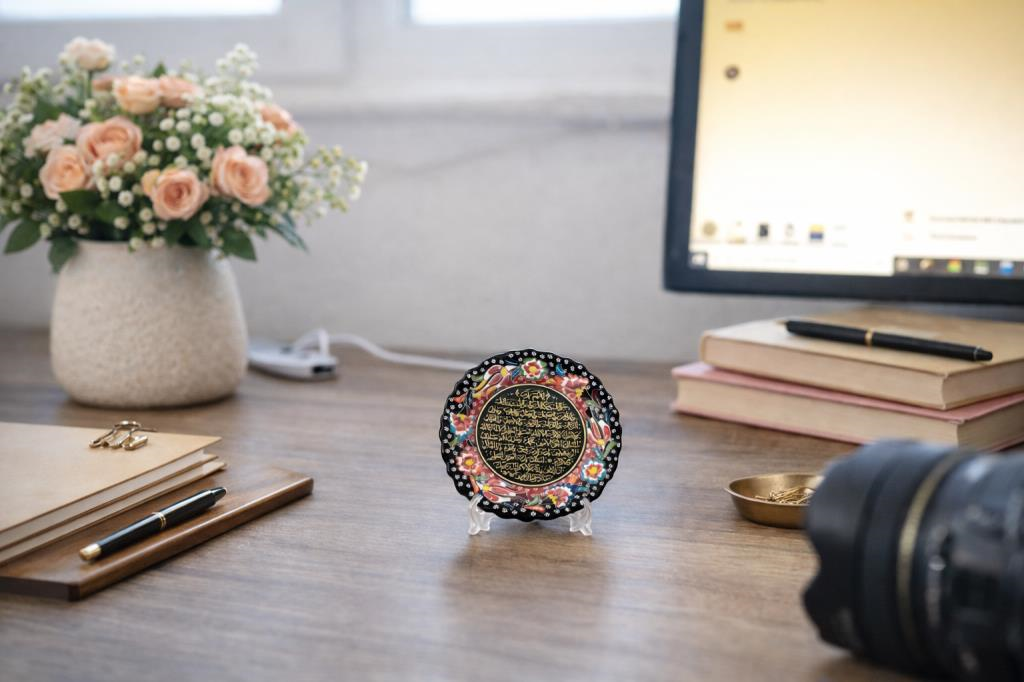 Karınca Duası Dekoratif Çini Tabak 18 cm – Duvar Süsü & Standlı Masa Dekoru – İslami Hat Sanatı