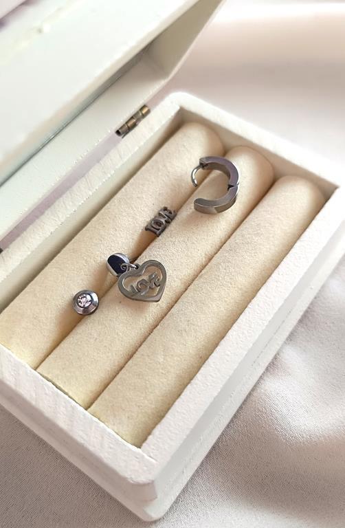 Küpe 4 lü Set Kararmaz Çelik 316L Lüks Küpe Love Kalp Renk Gri Taşlı Küpe  