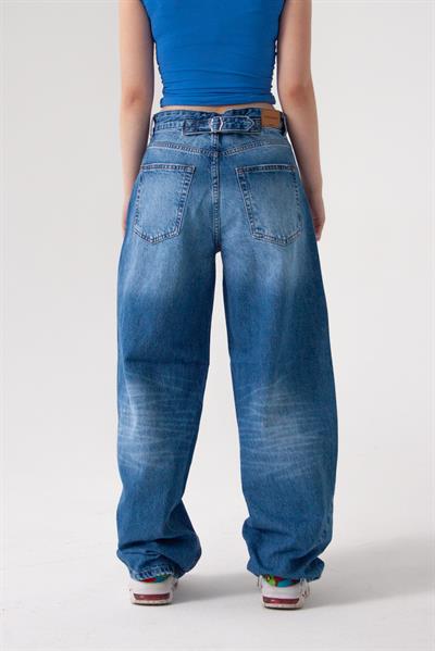 Mavi Kemer Toka Detay Barrel Jean