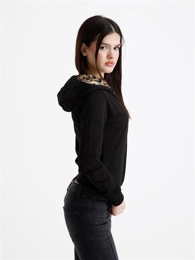 Siyah Vücuda Oturan Leoparlı Yazlık Zip-Hoodie