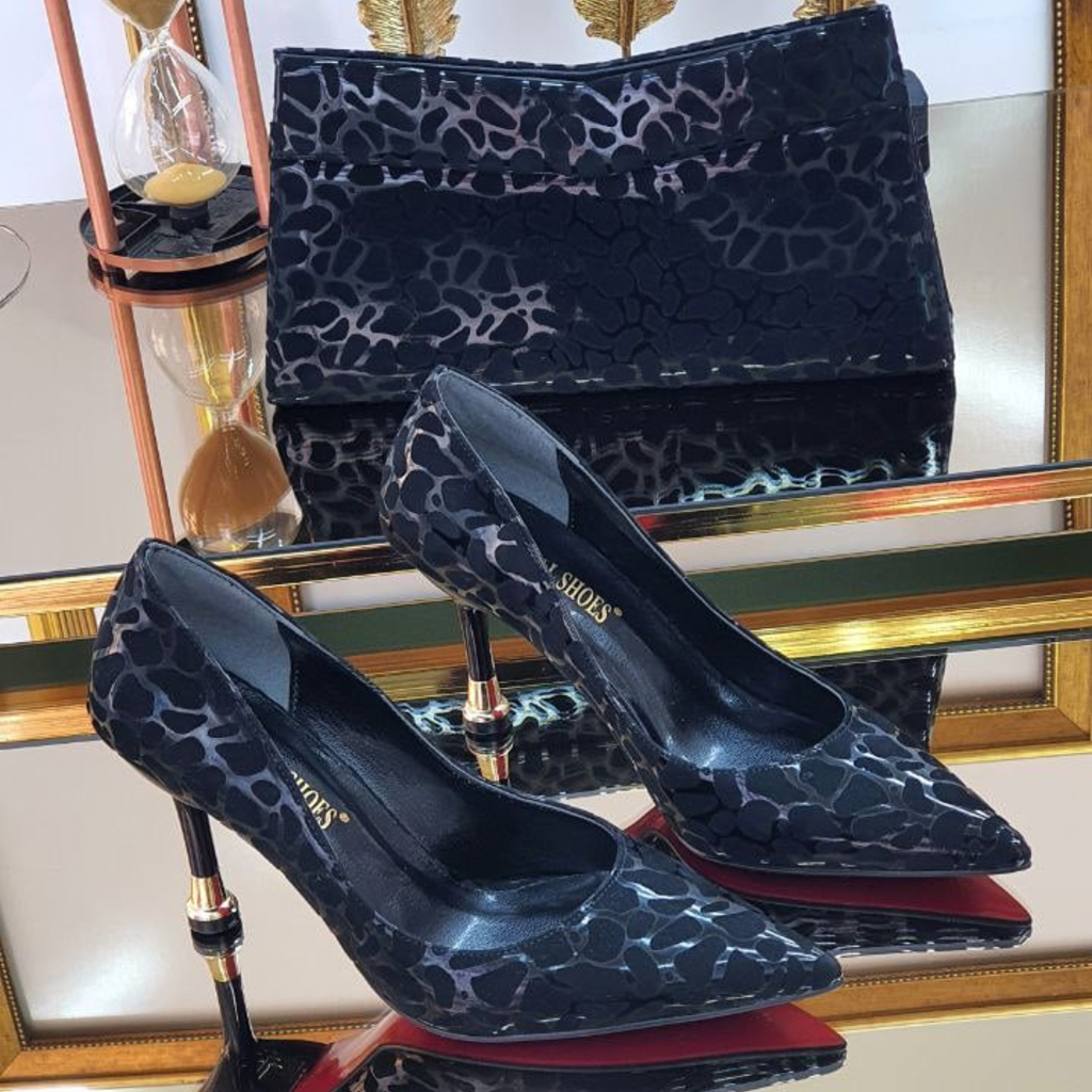 Siyah rugan stiletto ayakkabılar, şık bir gece elbisesi ve clutch çanta ile gece kombinini vurgulayan düzenleme