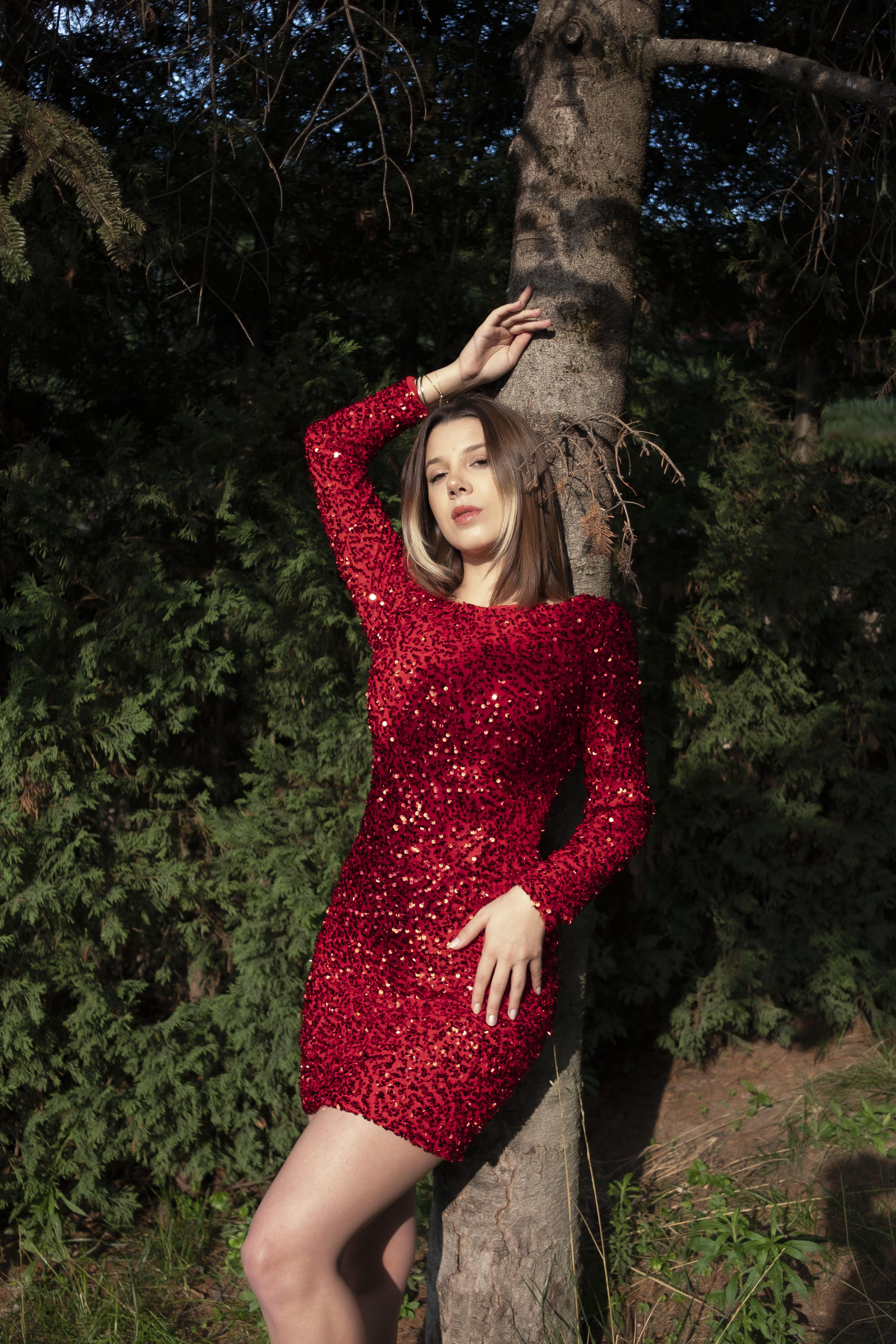 Payet İşlemeli Uzun Kollu Mini Abiye Elbise – Sırt Dekolteli Şık Model