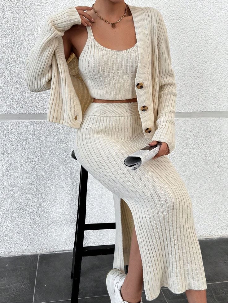 Oversize Montlar ve Triko Elbiseler