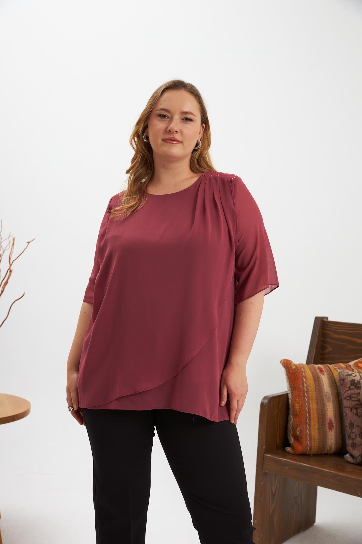 Omuz Taş Detaylı Asimetrik Kesim Büyük Beden Şifon Bluz Gülkurusu