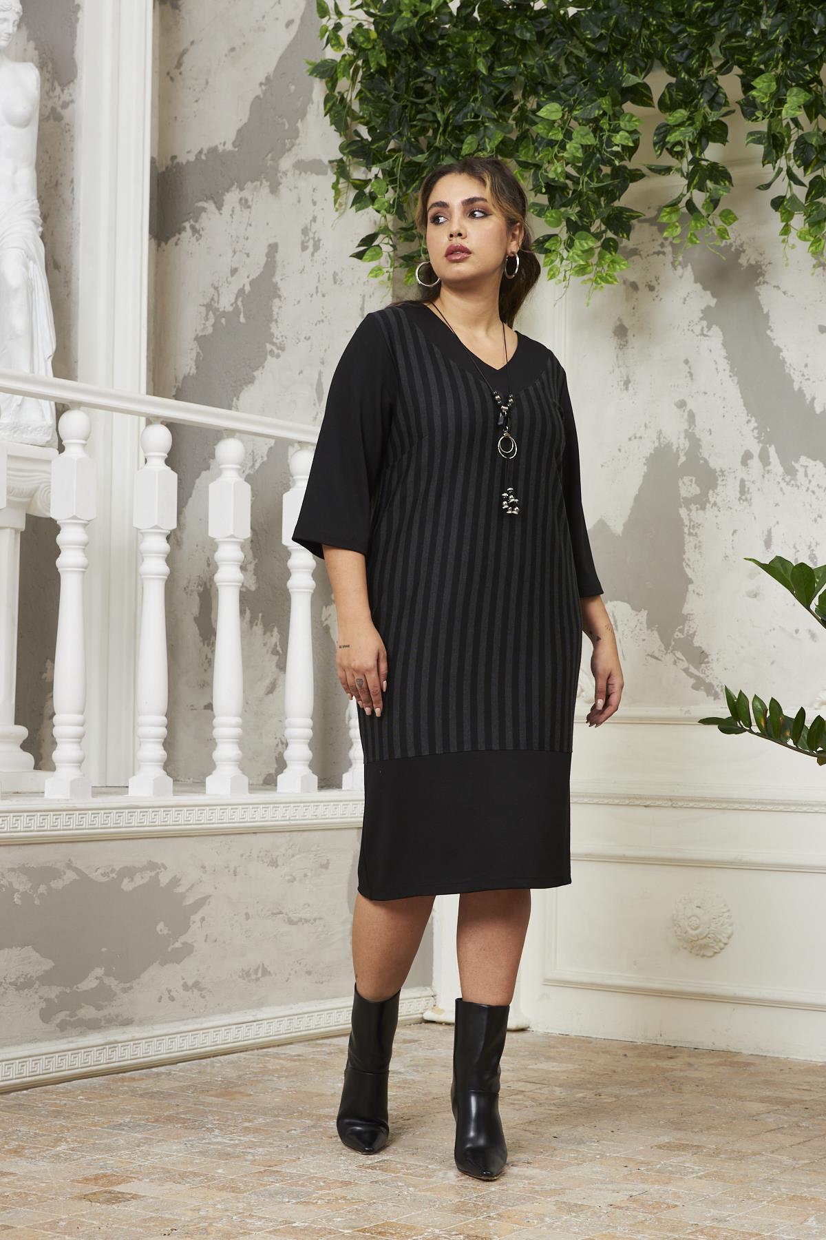 Rmg Kolye Detaylı V Yaka Büyük Beden Çizgili Siyah Elbise