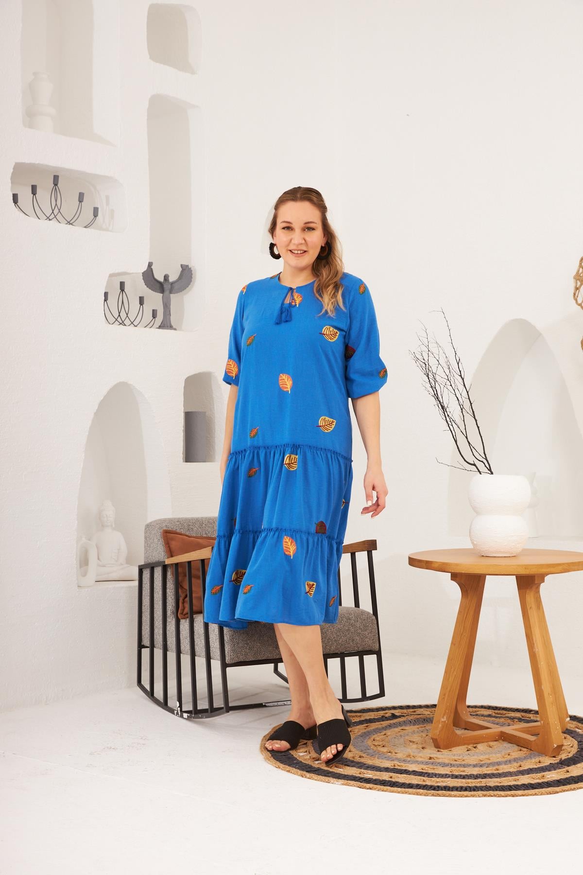 Yaka ve Nakış Detaylı Büyük Beden Elbise İndigo