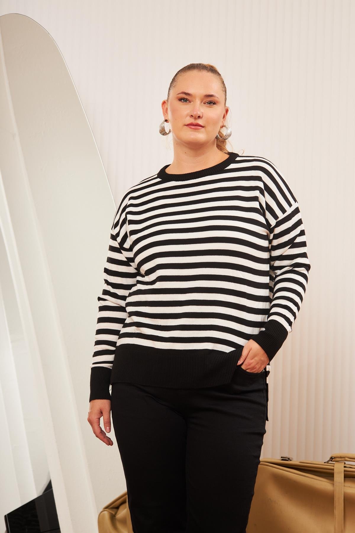 Büyük Beden Çizgili Triko Kazak Siyah