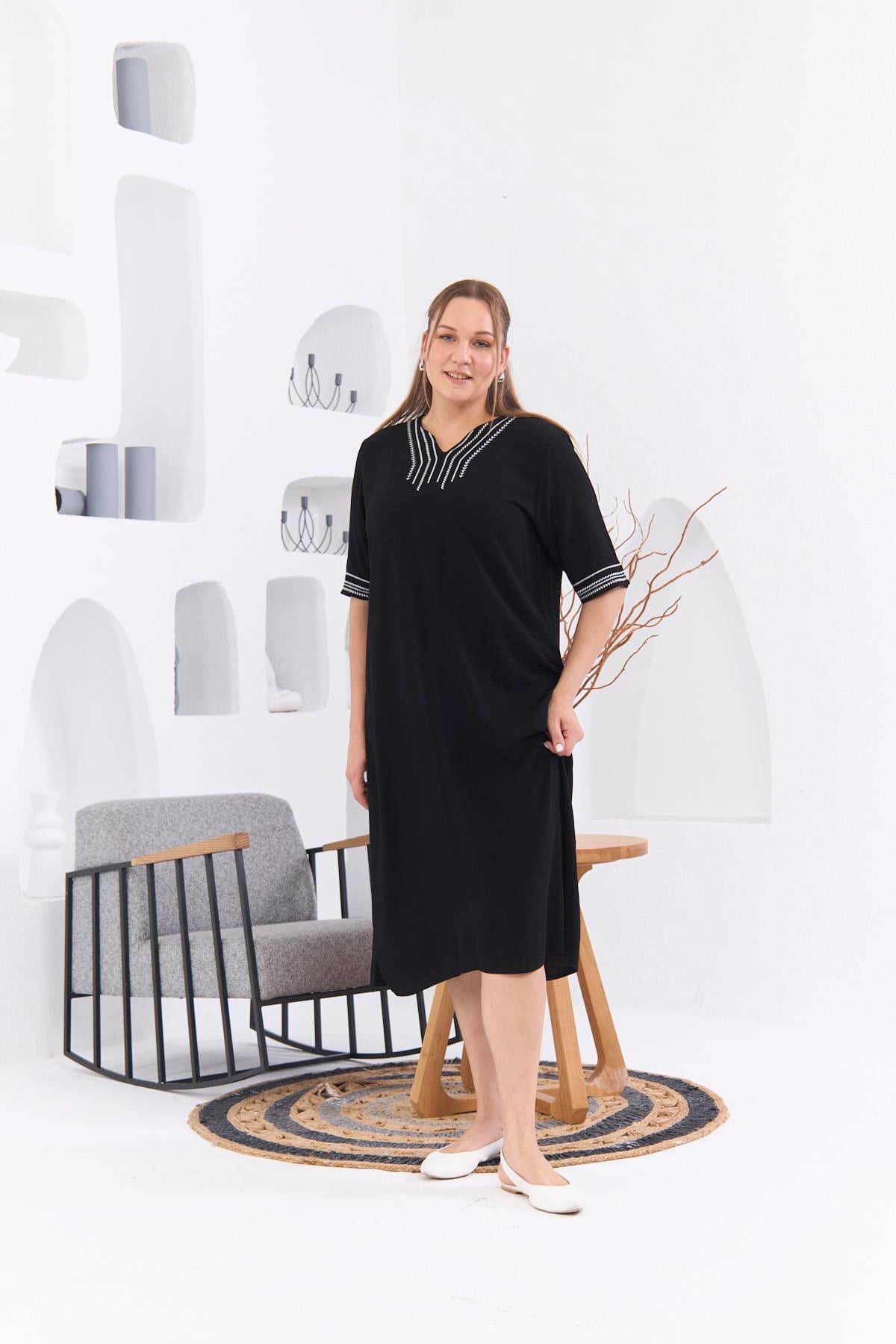 Yaka ve Kol Nakış Detaylı Büyük Beden Siyah Günlük Elbise