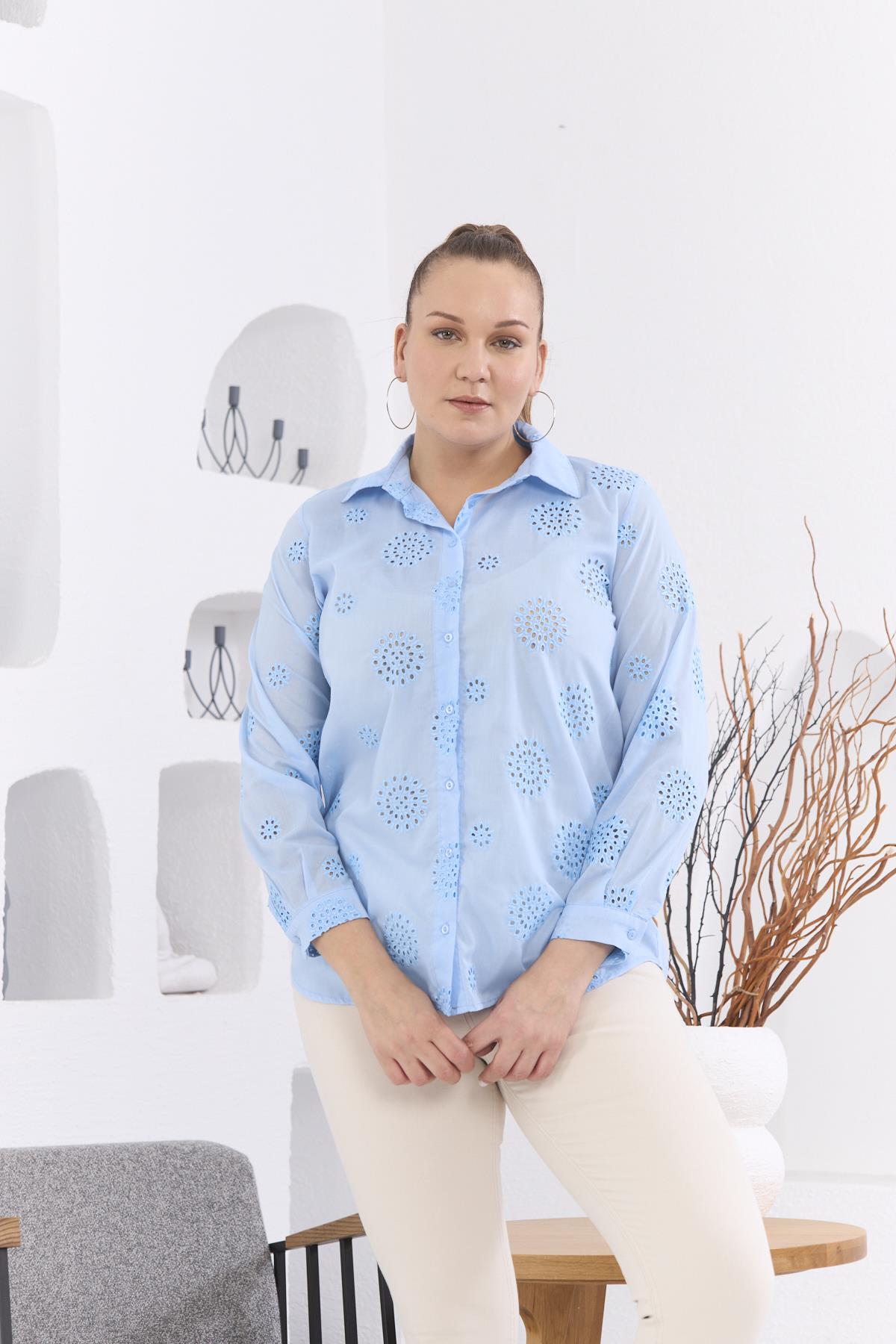 Delikli Dantel Detaylı Büyük Beden Mavi Gömlek