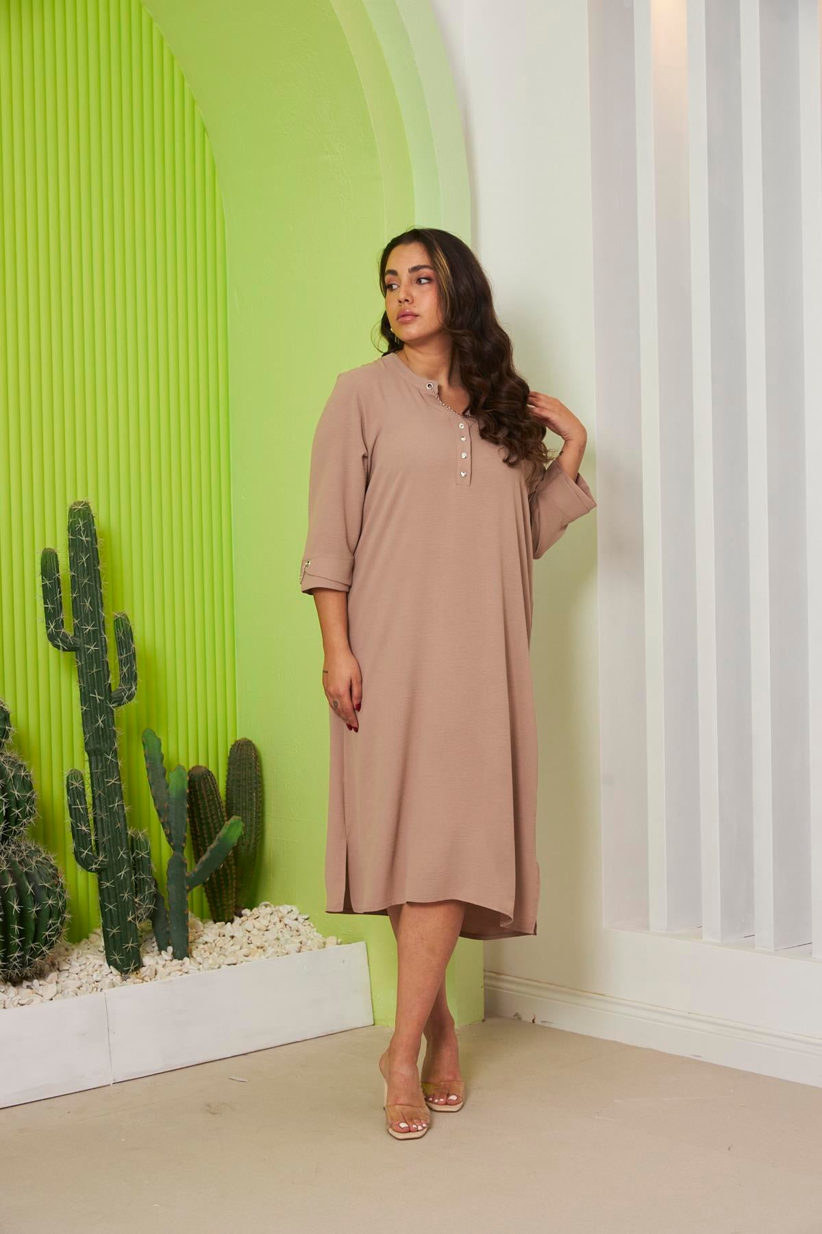 Yaka Ve Kol Zincir Detaylı Büyük Beden Vizon Elbise