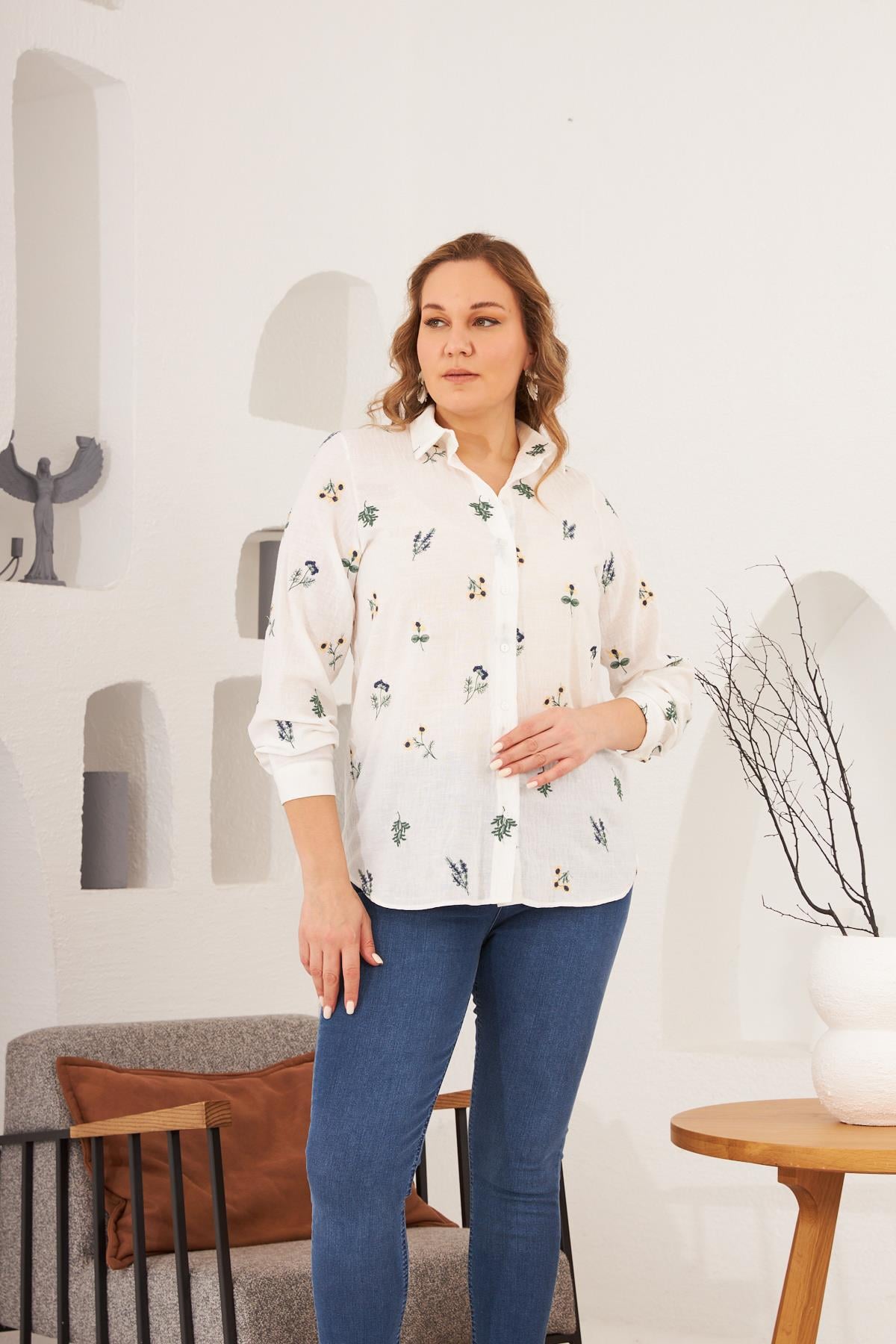 Nakışlı Büyük Beden Ekru Gömlek