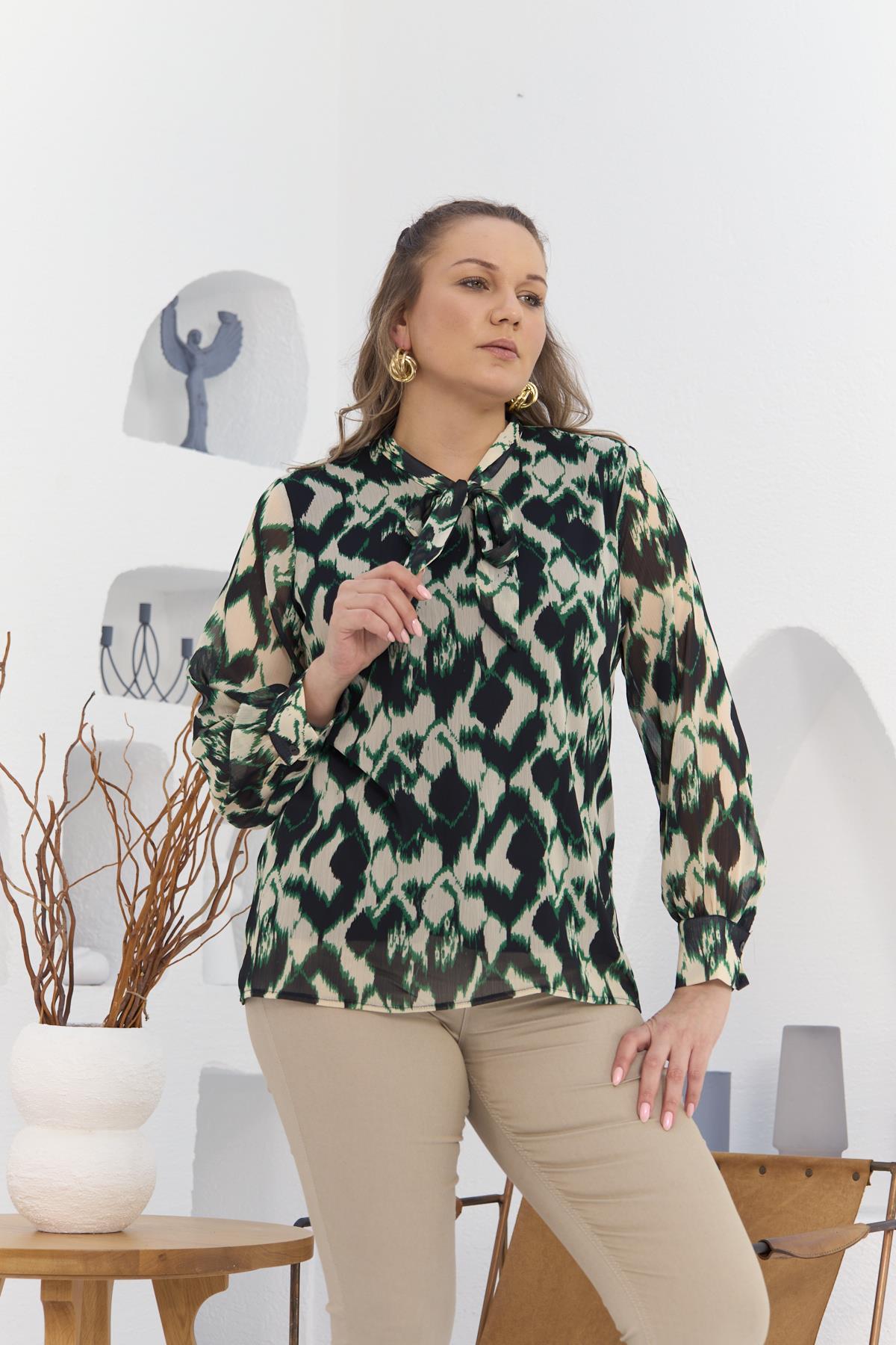 Yaka Fular Detaylı Büyük Beden Siyah Bluz