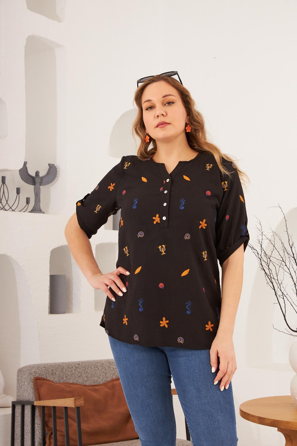 Nakış İşlemeli Deniz Ürünleri Desenli Büyük Beden Siyah Bluz