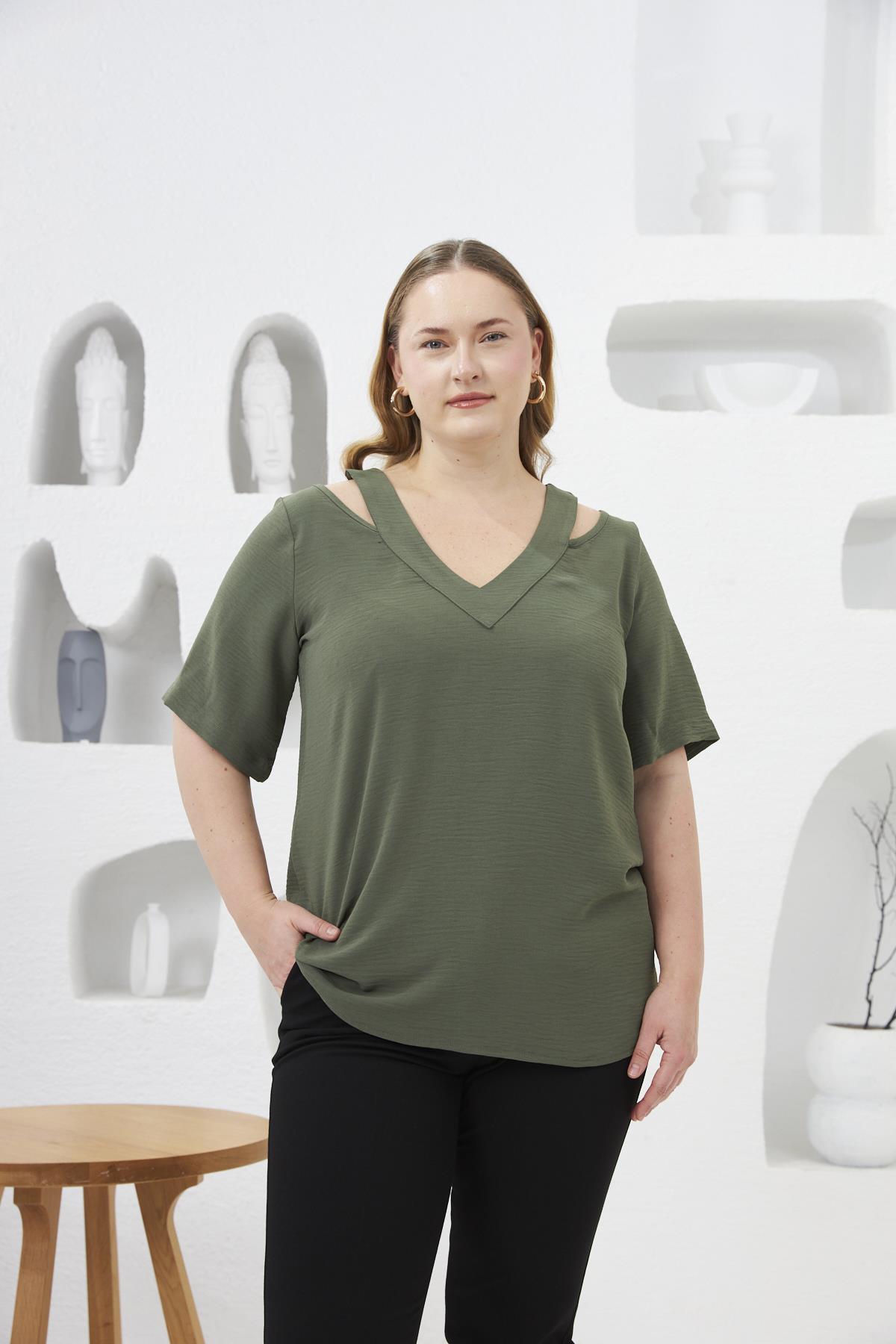 Yaka Yırtık Detaylı Büyük Beden Bluz Haki