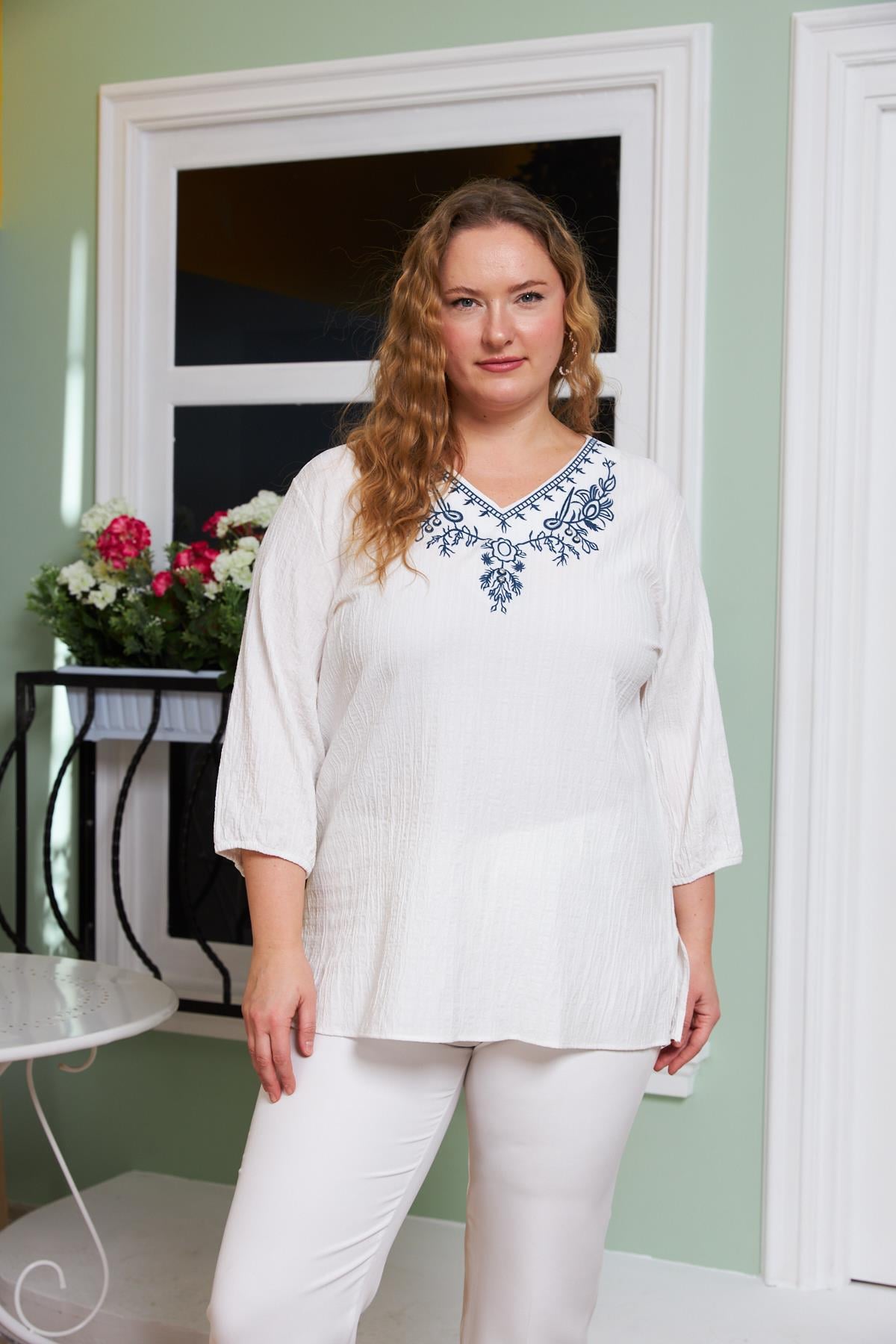 Yaka Nakış ve Taş Detaylı Büyük Beden Krinkıl Bluz Ekru