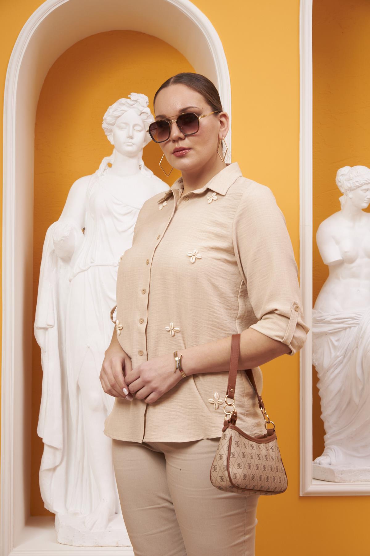 Deniz Kabuğu İşlemeli Büyük Beden Vizon Gömlek