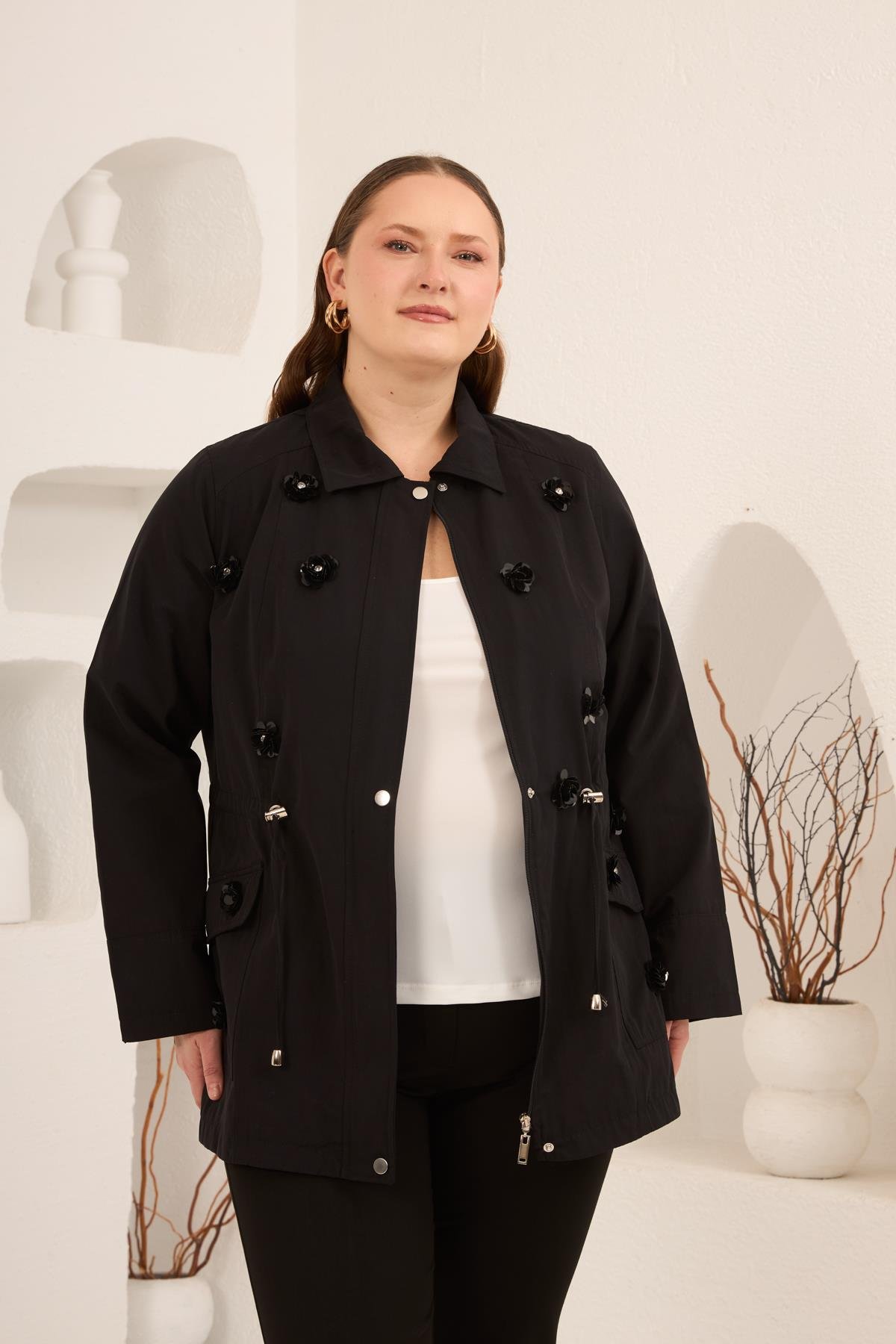 Çiçek Aplikeli Kadın Büyük Beden Trençkot Siyah