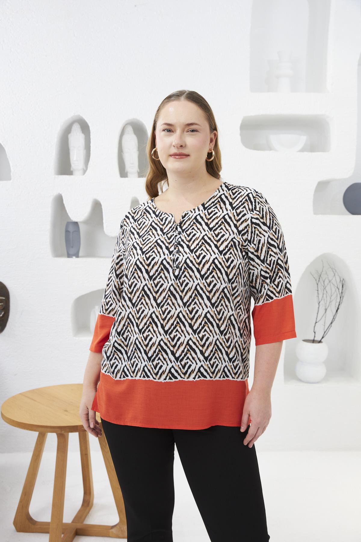 Desenli Büyük Beden Yaka Düğmeli Bluz