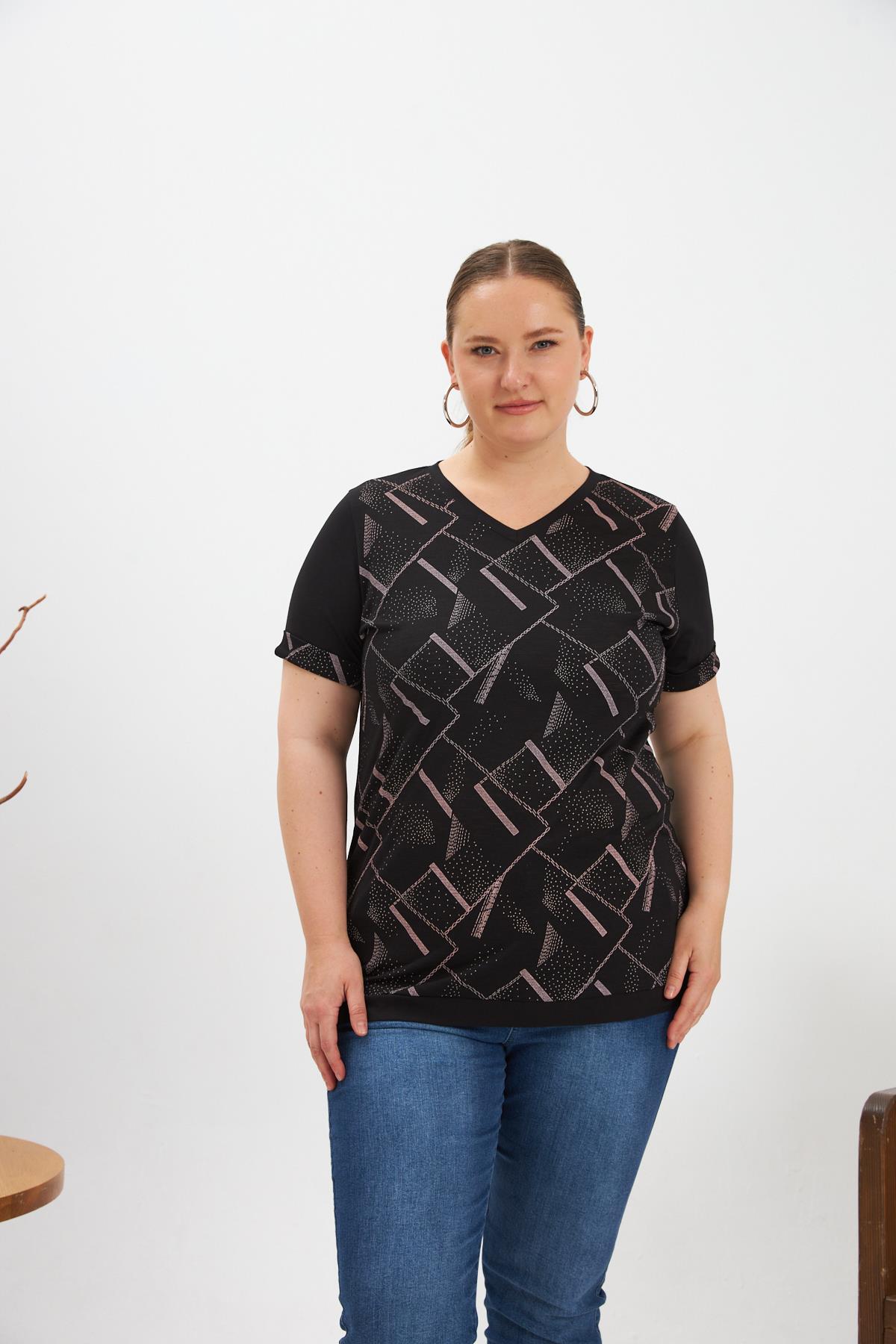 Desenli V Yaka Büyük Beden Tişört Siyah