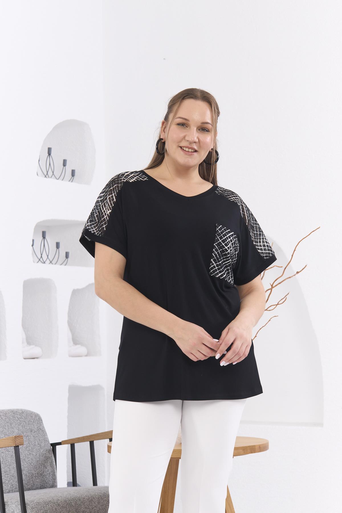 Cep ve Omuz Detaylı Büyük Beden Siyah Tişört