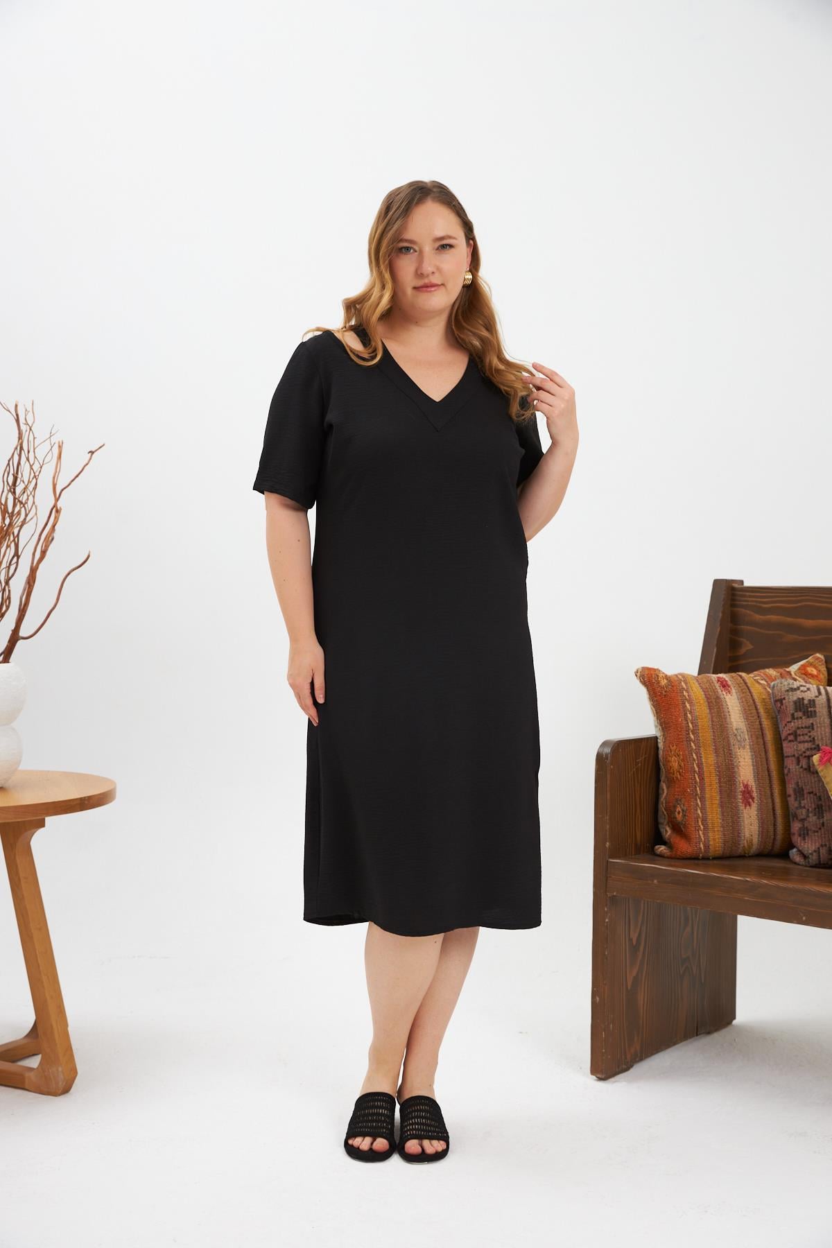 Yaka Detaylı Yırtmaçlı Büyük Beden Elbise Siyah