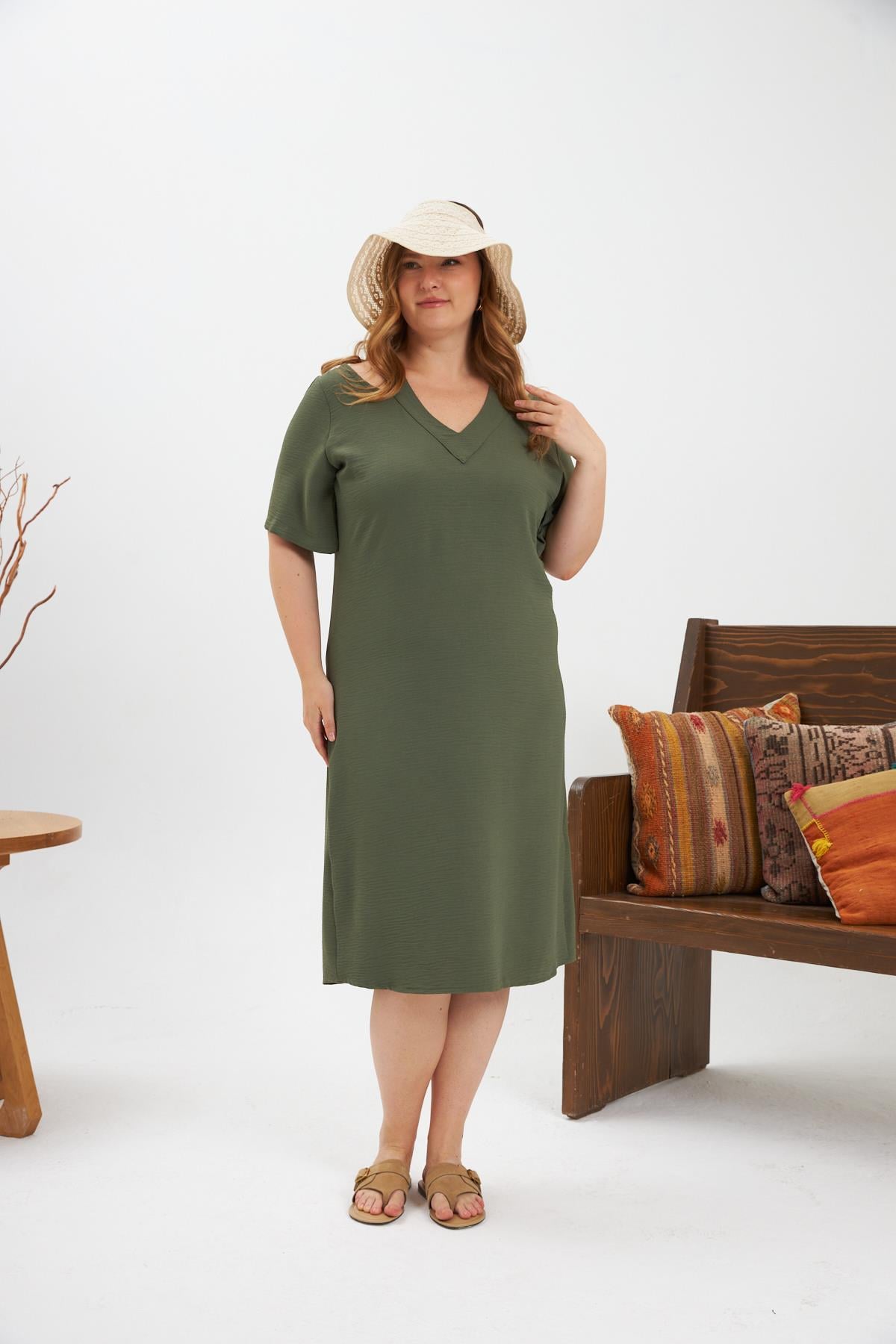 Yaka Detaylı Yırtmaçlı Büyük Beden Elbise Haki