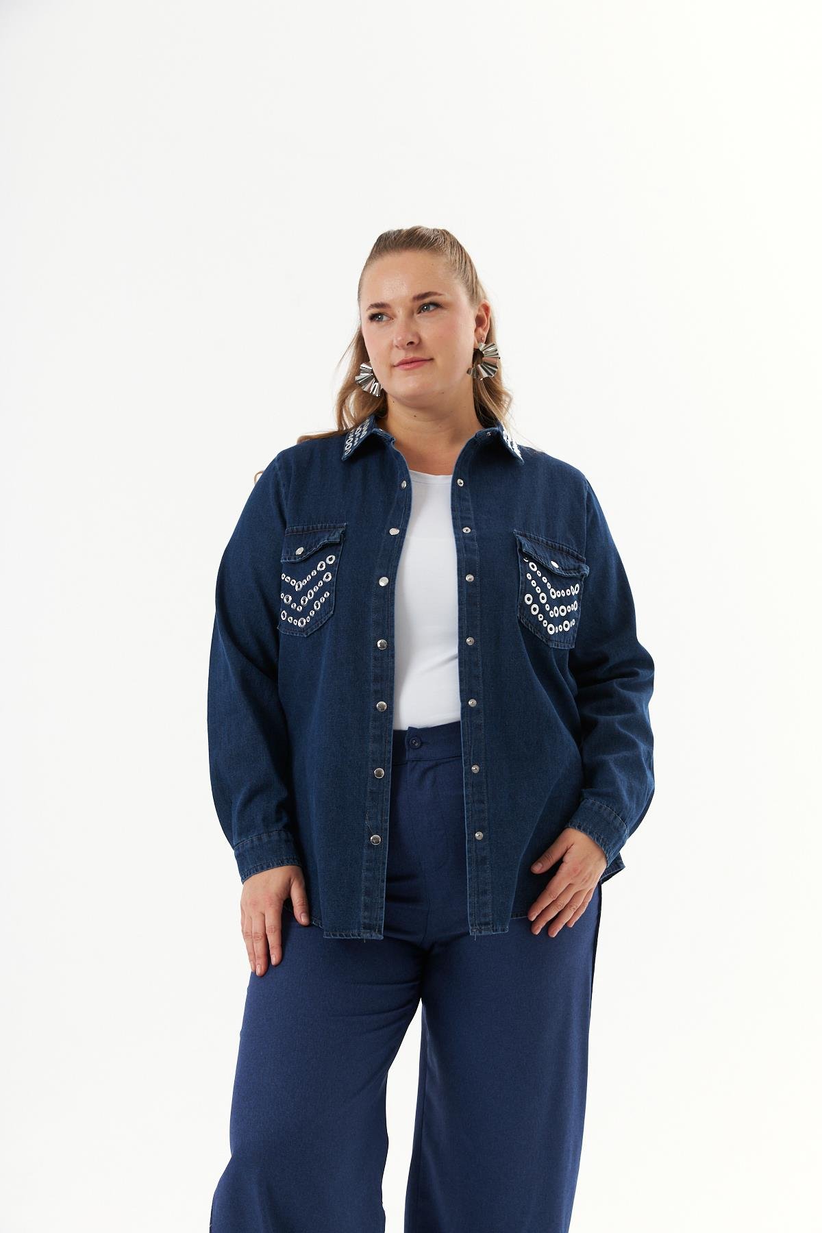 Büyük Beden Yaka ve Cep Aksesuarlı  Denim Gömlek Mavi