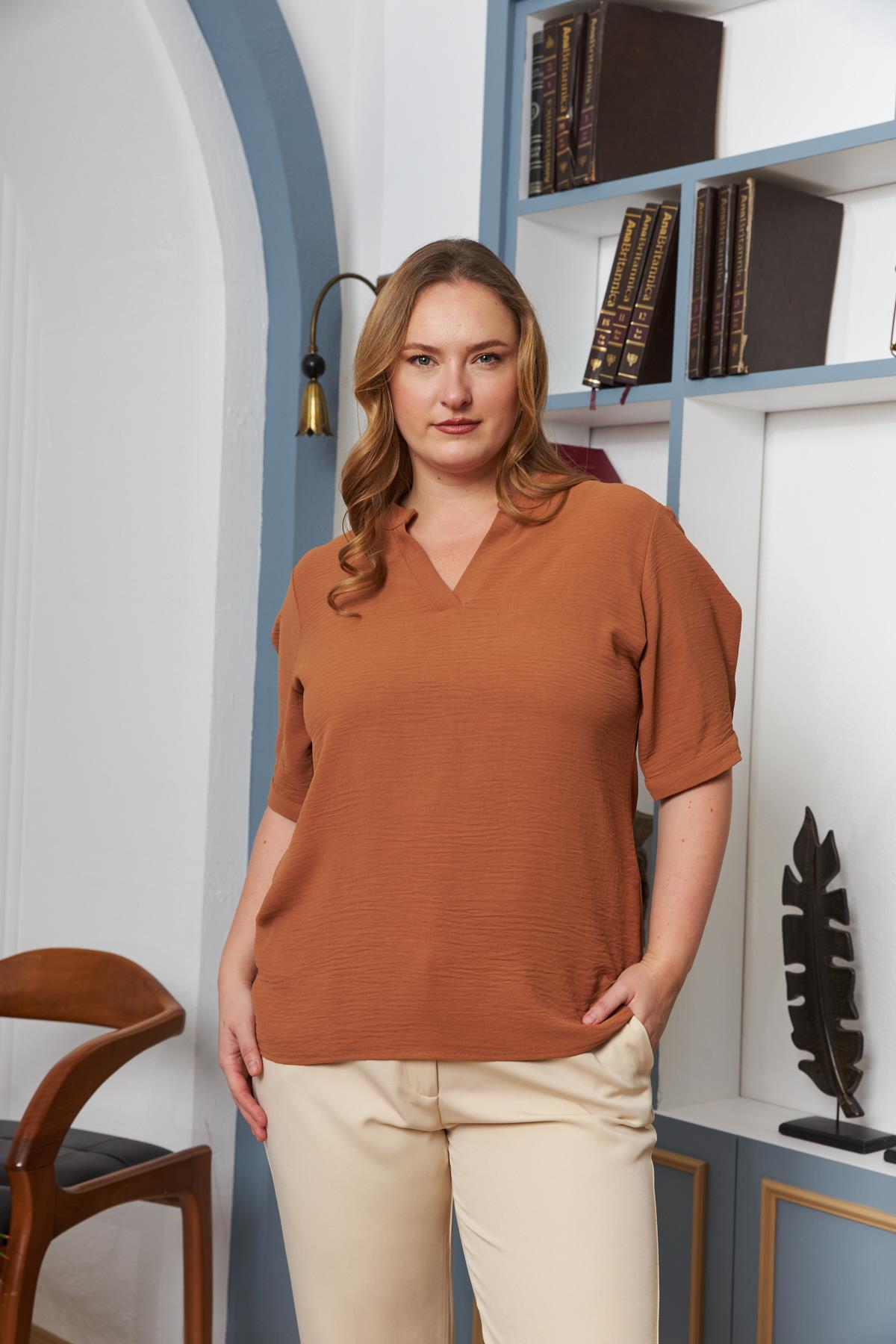 Kol Yırtmaç Detaylı Büyük Beden Bluz Camel