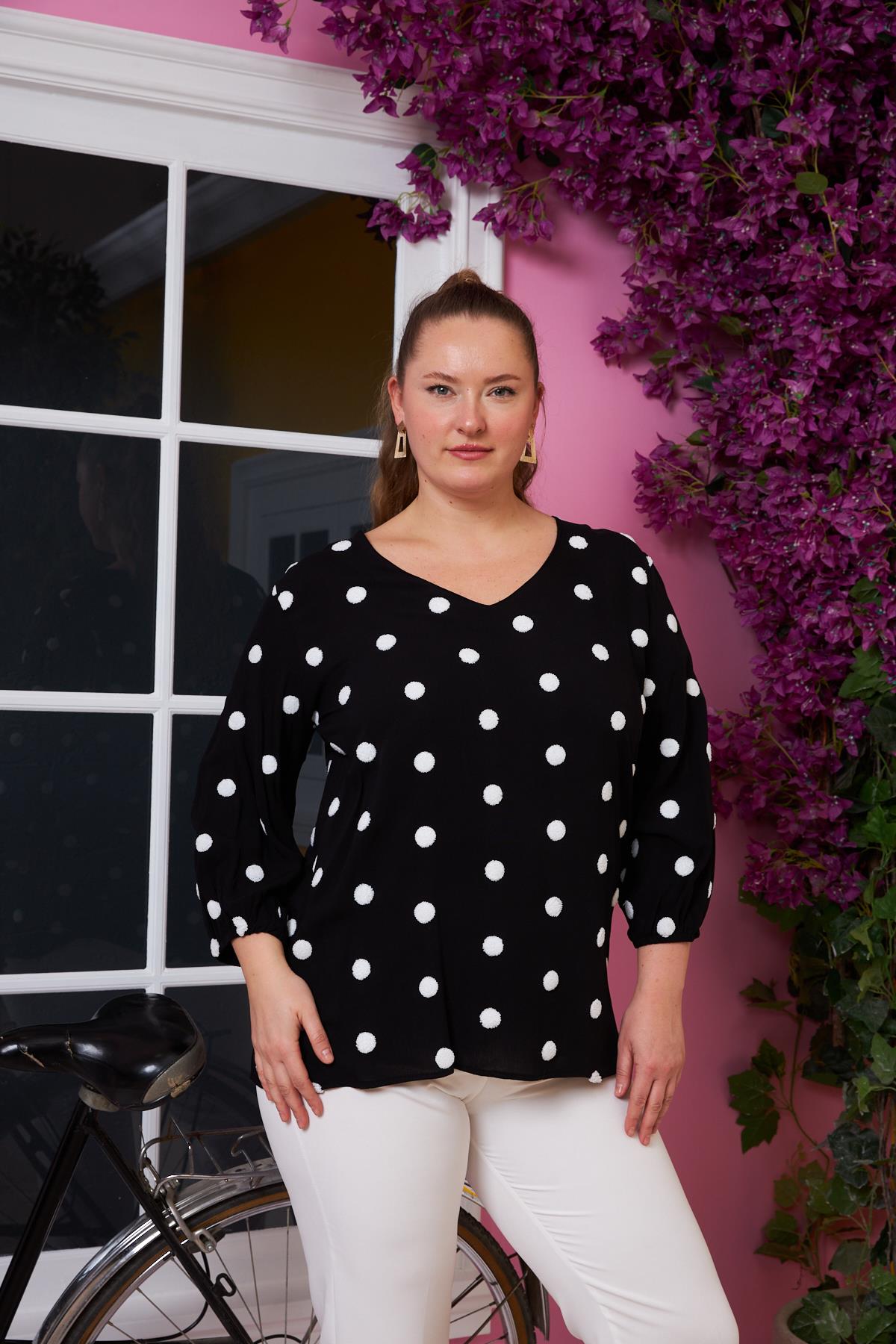 Puantiyeli V Yaka Yırtmaçlı Büyük Beden Bluz Siyah