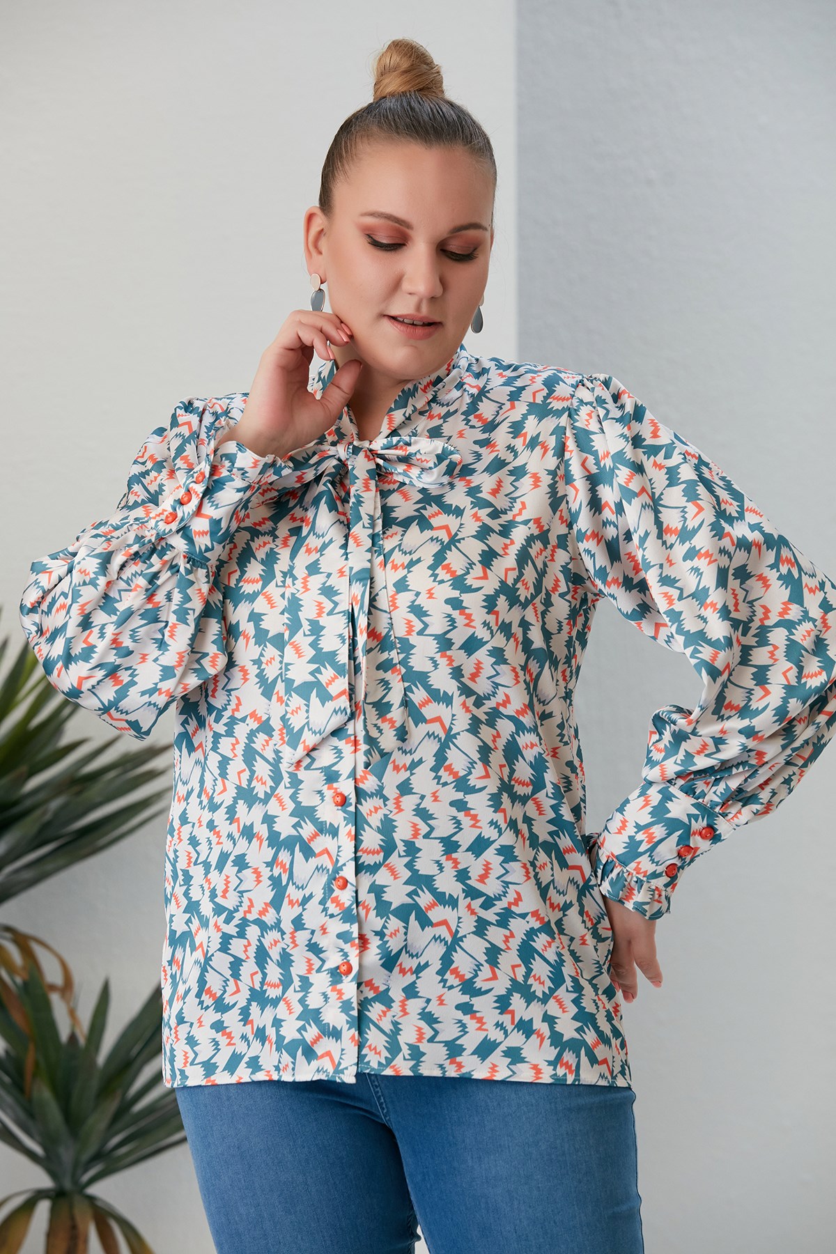Kol ve Yaka Detaylı Desenli Büyük Beden Petrol Gömlek