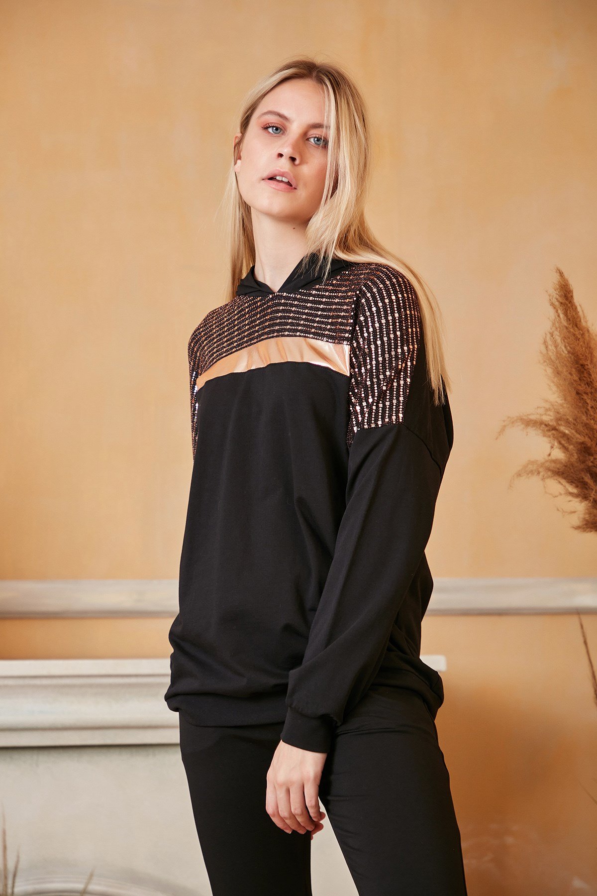 Rmg Omuz Bronz Varak Detaylı Siyah Sweatshirt