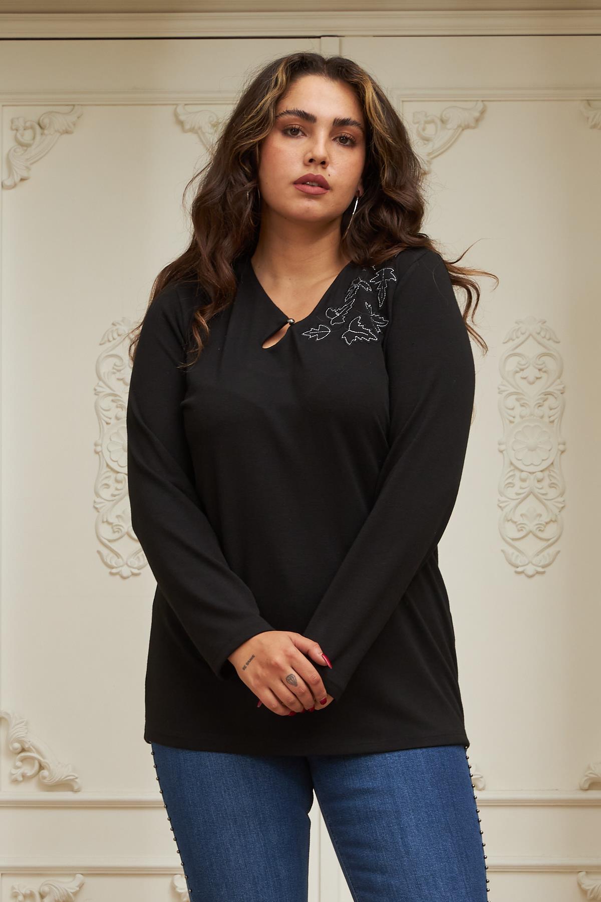 Omuz Nakış Detaylı Büyük Beden Siyah Bluz