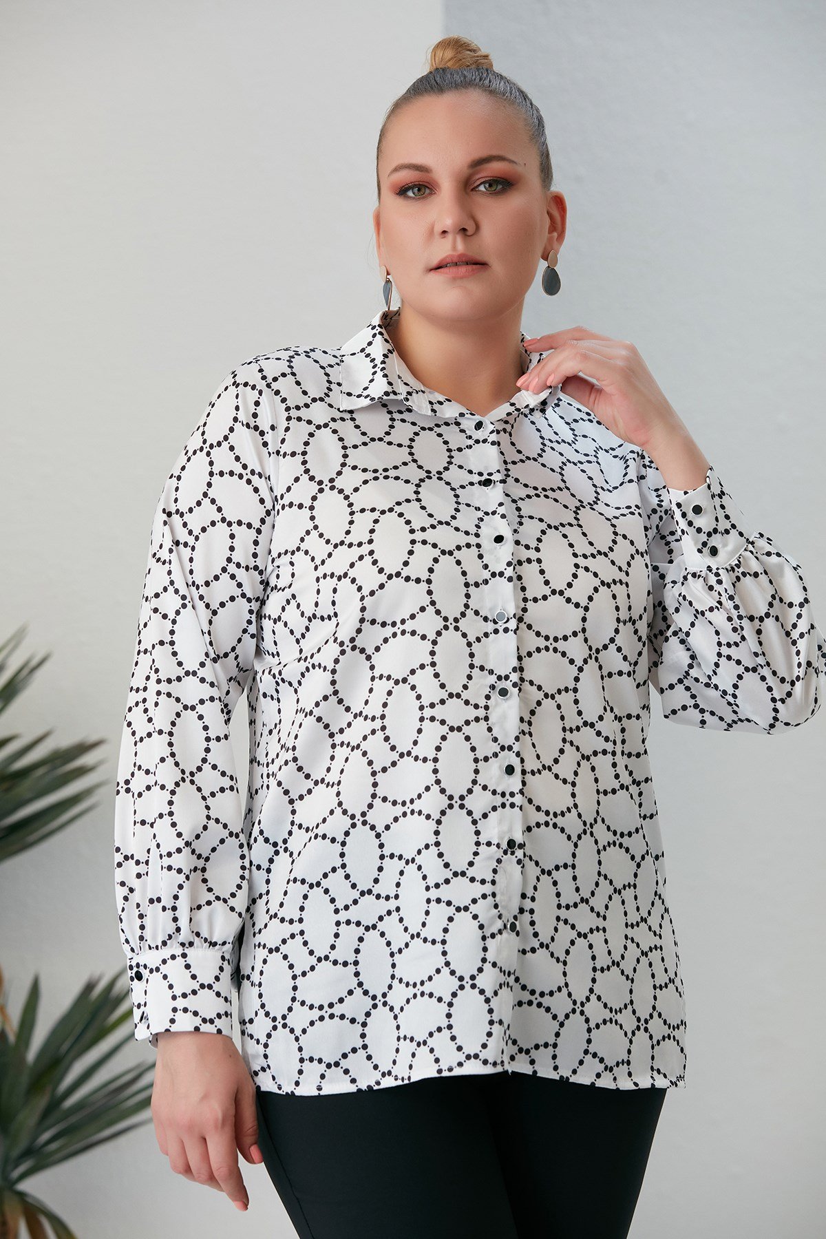 Oval Desenli Büyük Beden Beyaz Gömlek