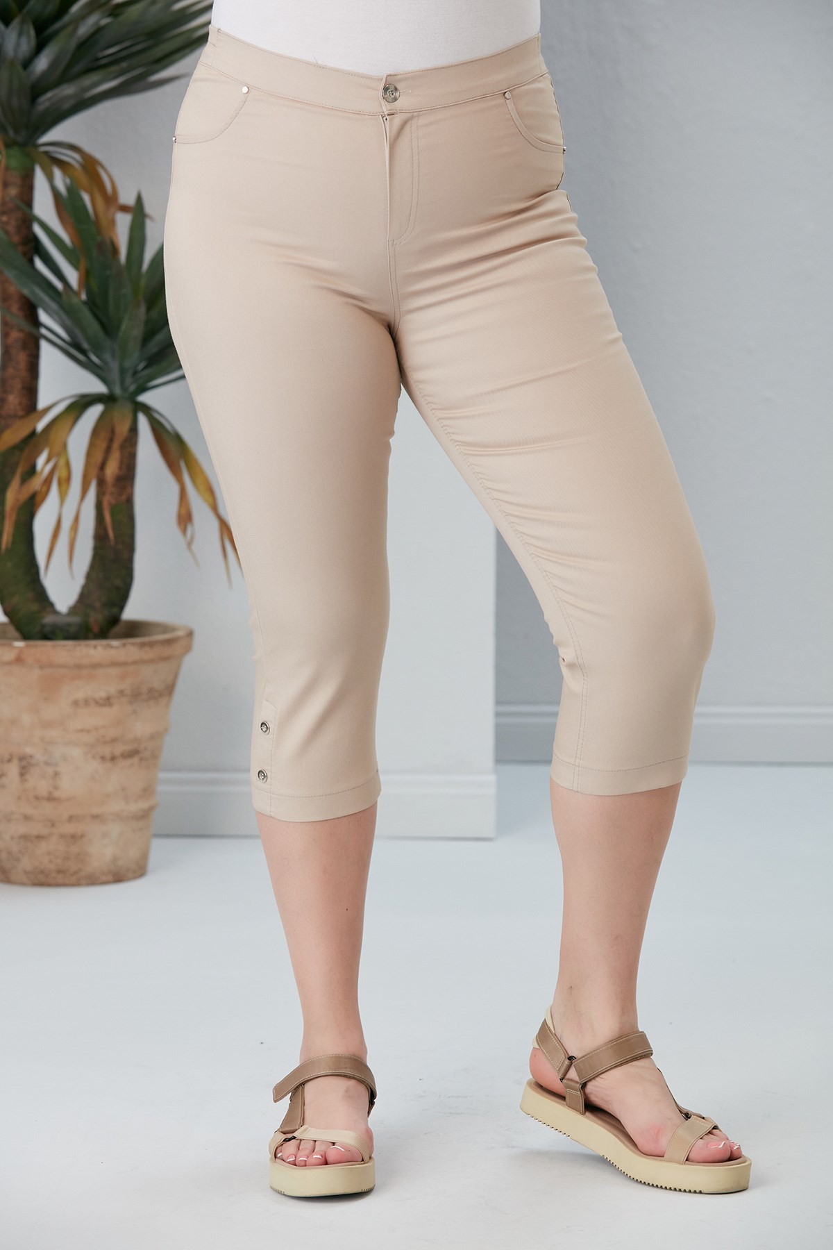 Paça Düğme Detaylı Büyük Beden Krem Kapri