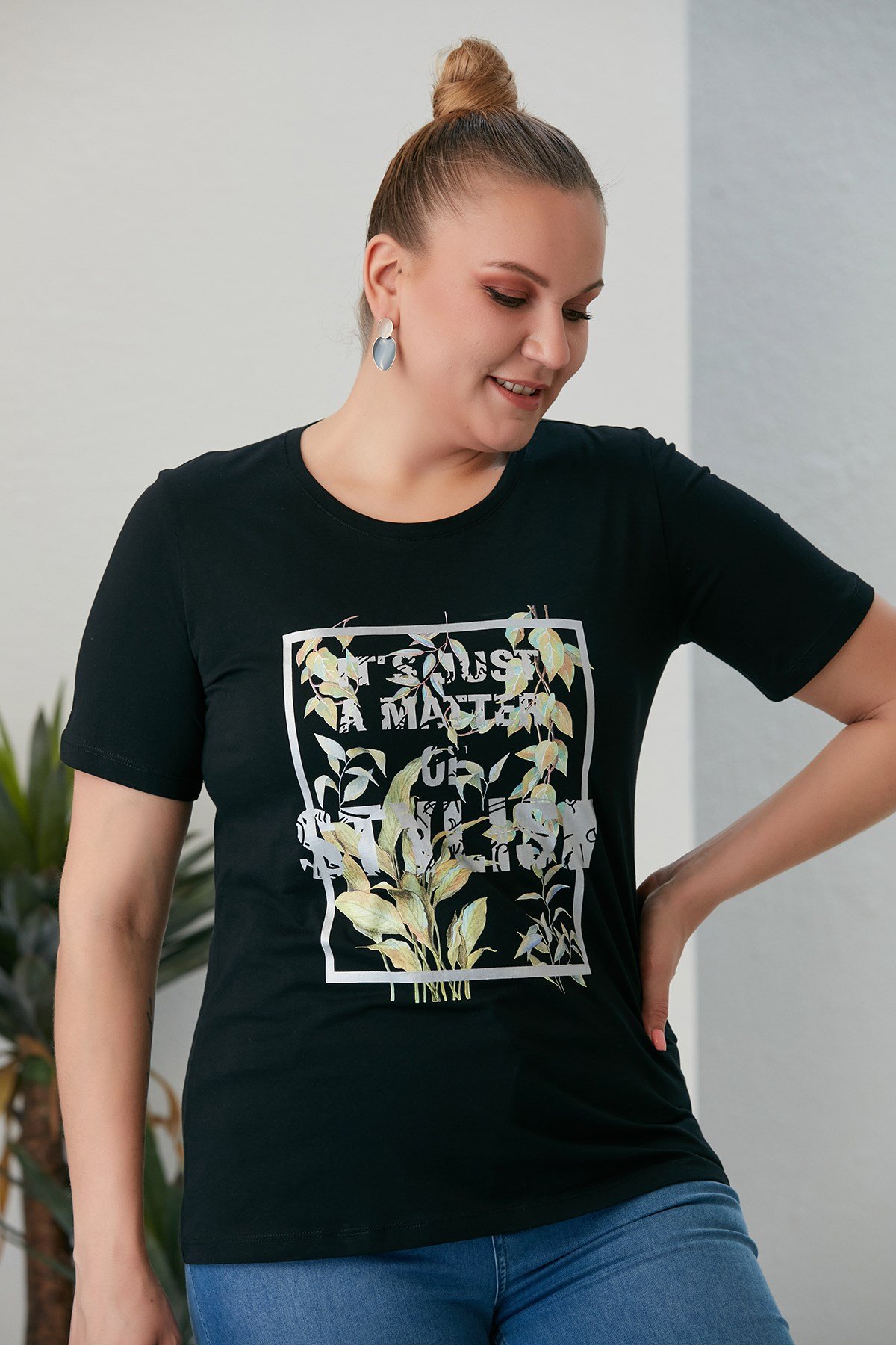 Stylish Baskılı Çiçek Desenli Büyük Beden Siyah Tişört