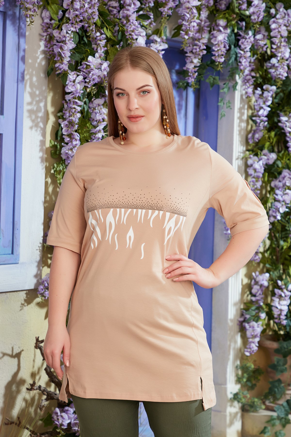 Taş İşlemeli Baskılı Büyük Beden Vizon Tişört