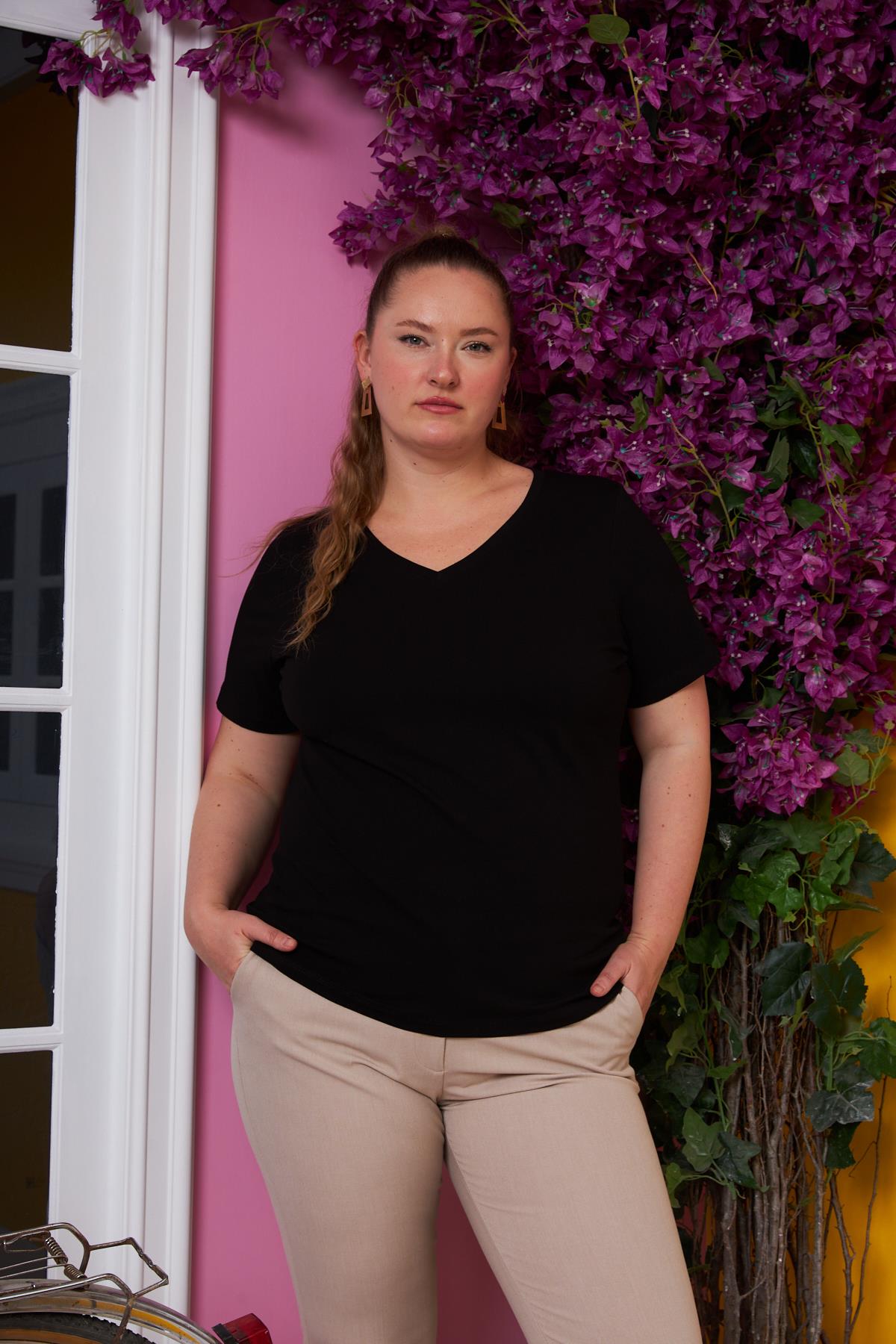 V Yaka Büyük Beden Siyah Tişört